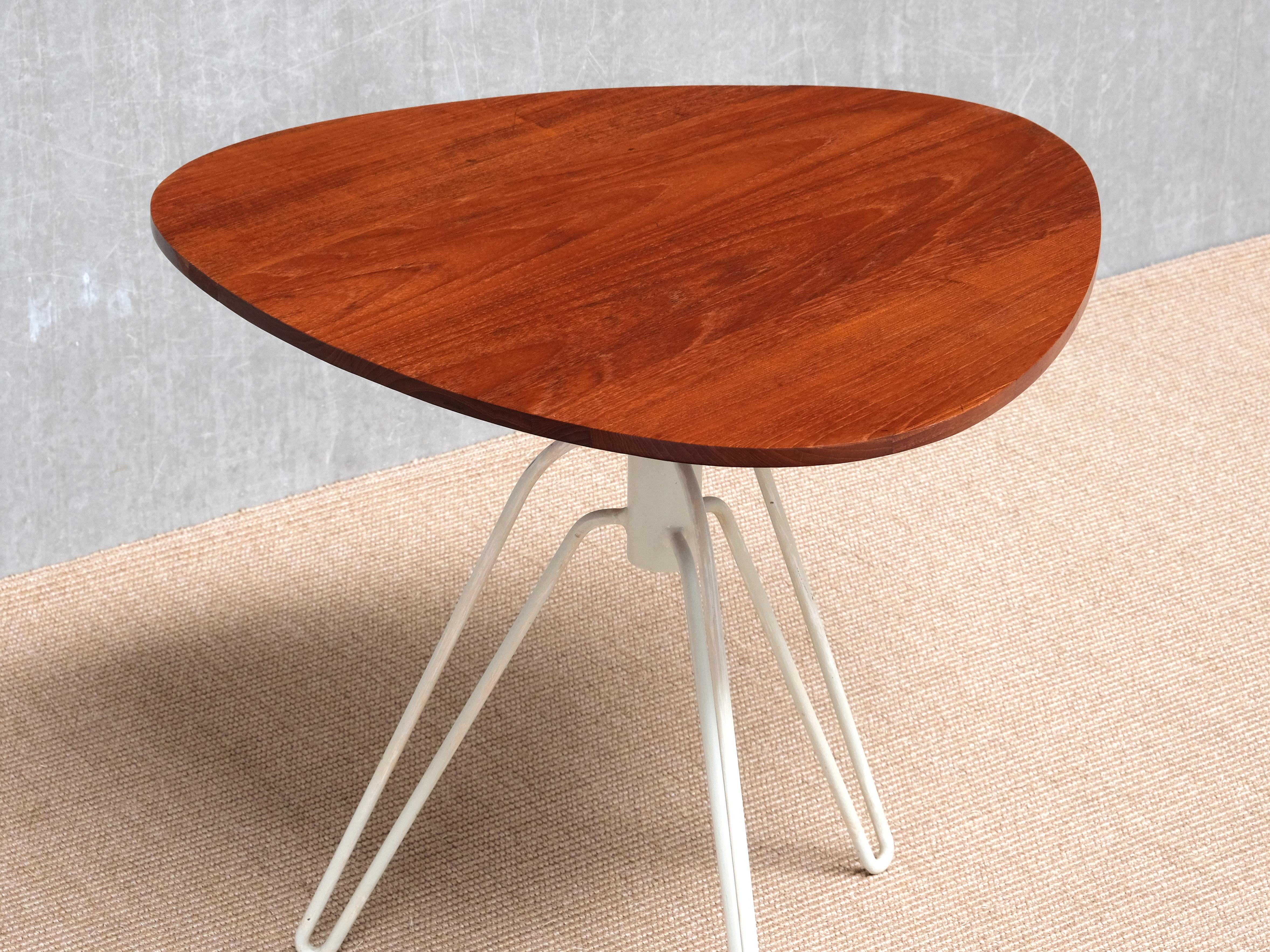 Hans-Agne Jakobsson Dreibeiniger '195' Beistelltisch aus Teakholz, Åhus, Schweden, 1950er Jahre (Schwedisch) im Angebot