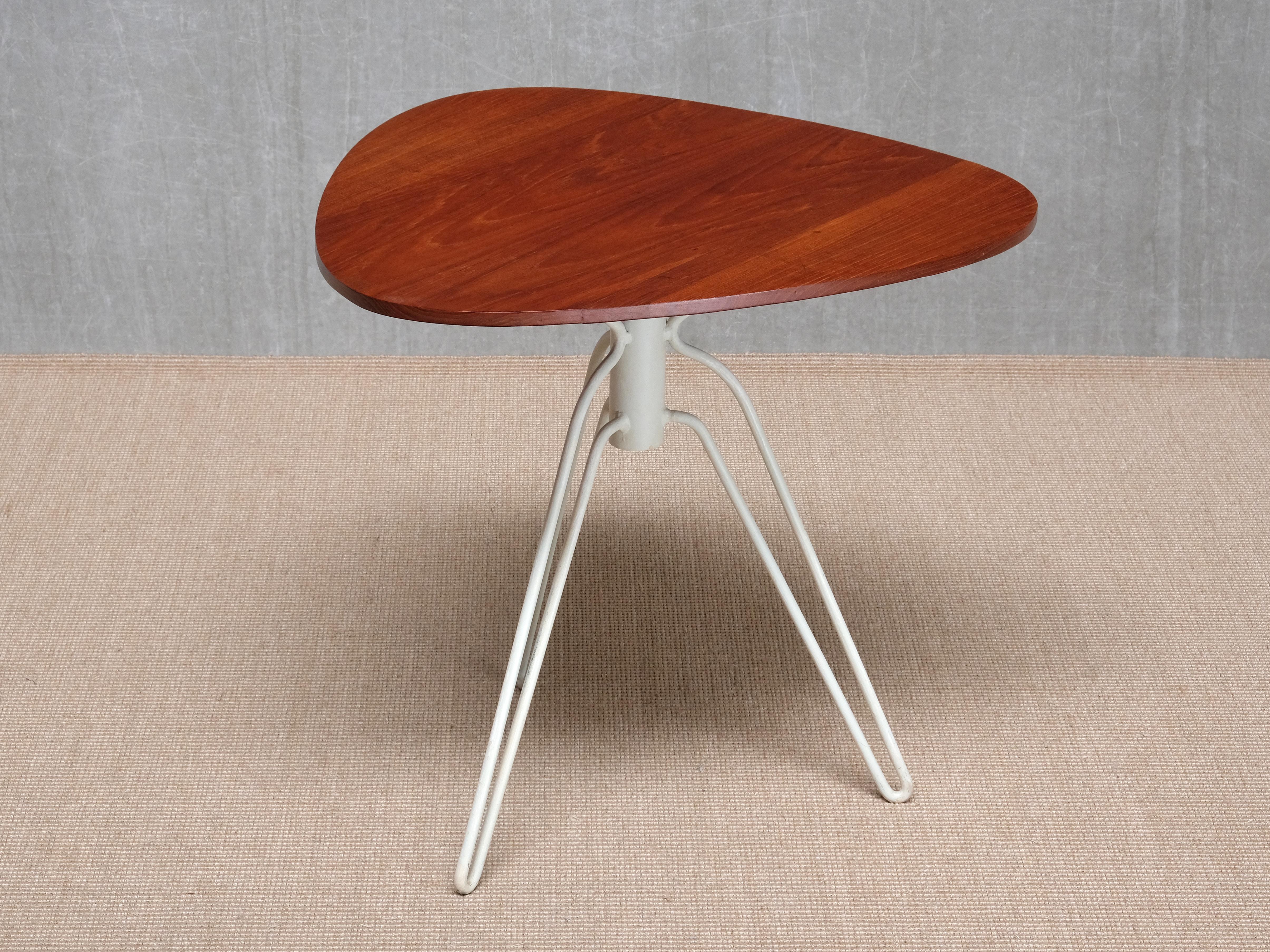 Hans-Agne Jakobsson Dreibeiniger '195' Beistelltisch aus Teakholz, Åhus, Schweden, 1950er Jahre (Metall) im Angebot