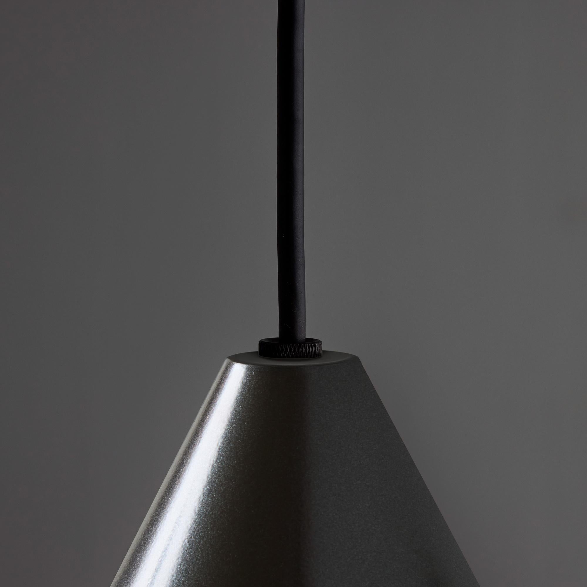 Ciondolo per esterni 'Tratten' di Hans-Agne Jakobsson in bronzo.

Un'esclusiva riedizione autorizzata made in USA e UL listed del classico design svedese di Jakobsson, realizzato in metallo verniciato color bronzo con finitura interna brunita. Un