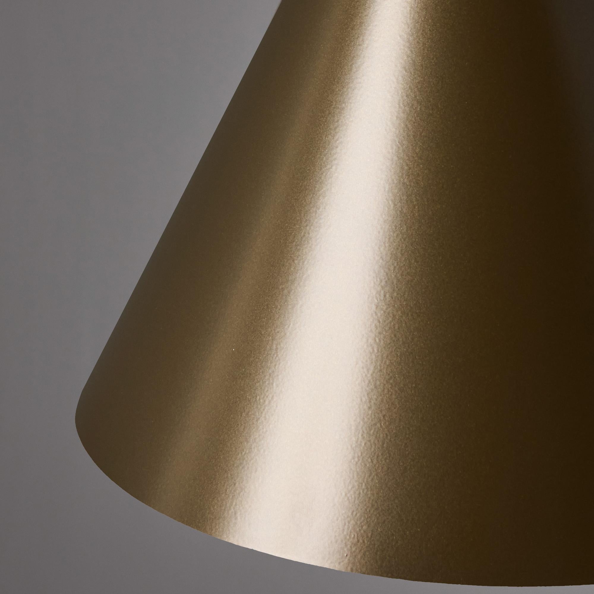 Ciondolo per esterni 'Tratten' di Hans-Agne Jakobsson in marrone.

Un'esclusiva riedizione autorizzata made in USA e UL listed del classico design svedese di Jakobsson, realizzato in metallo verniciato marrone con finitura interna brunita. Un design