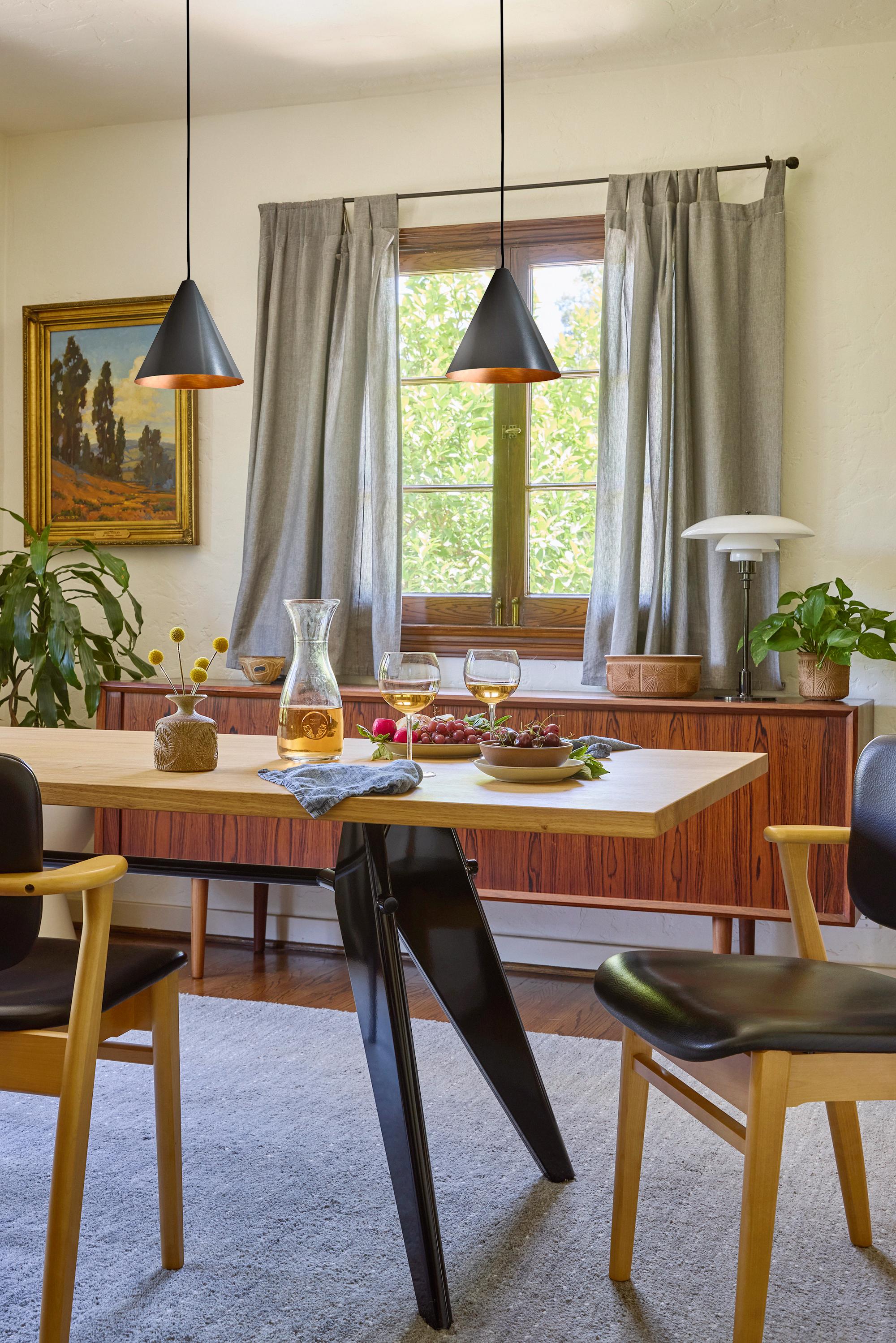 Ciondolo 'Tratten' di Hans-Agne Jakobsson in Steele.

Un'esclusiva riedizione autorizzata made in USA e UL listed del classico design svedese di Jakobsson, realizzato in metallo verniciato color acciaio con finitura interna in metallo grezzo