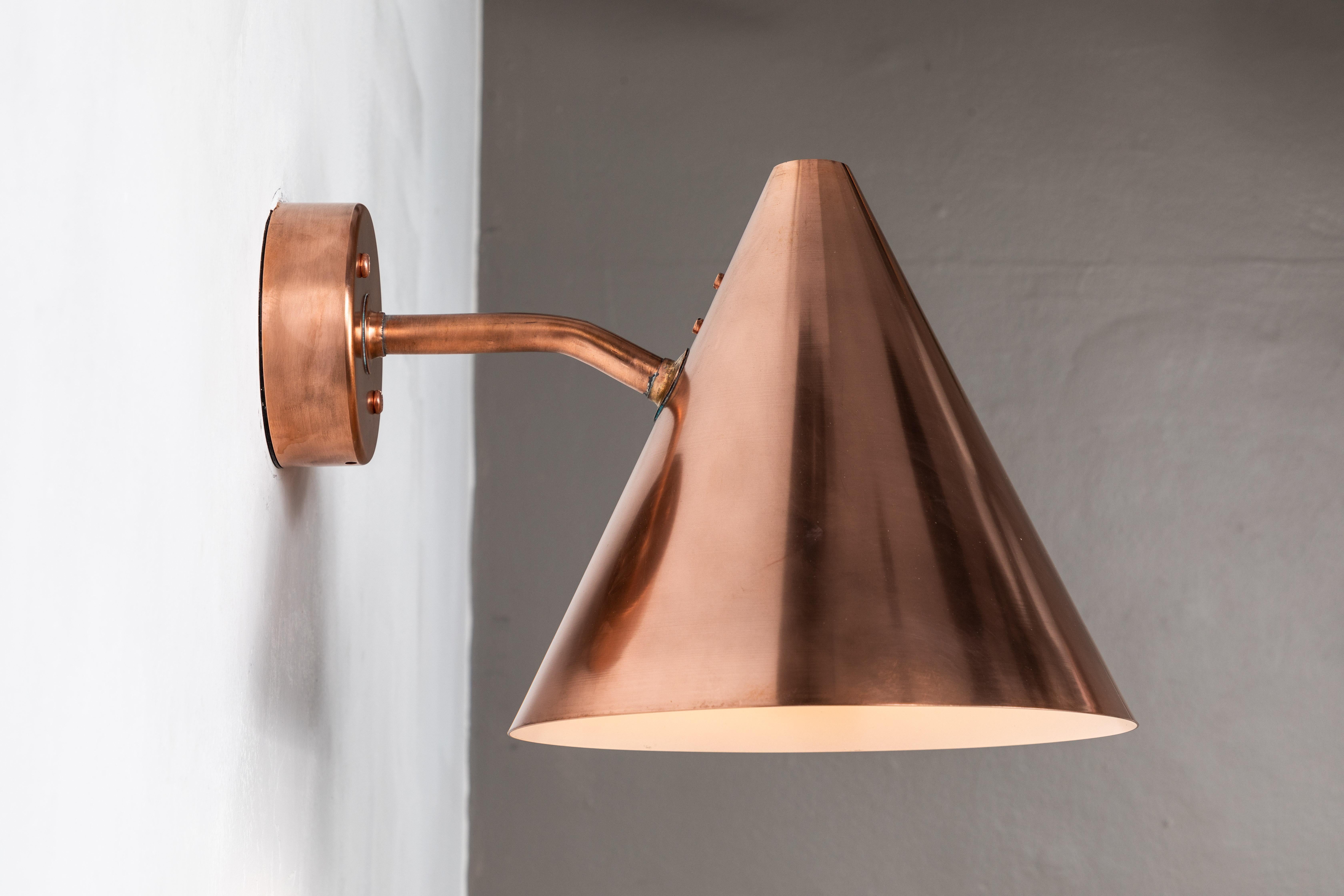Verniciatura a polvere Hans-Agne Jakobsson 'Tratten' Sconce da esterno in rame lucido in vendita