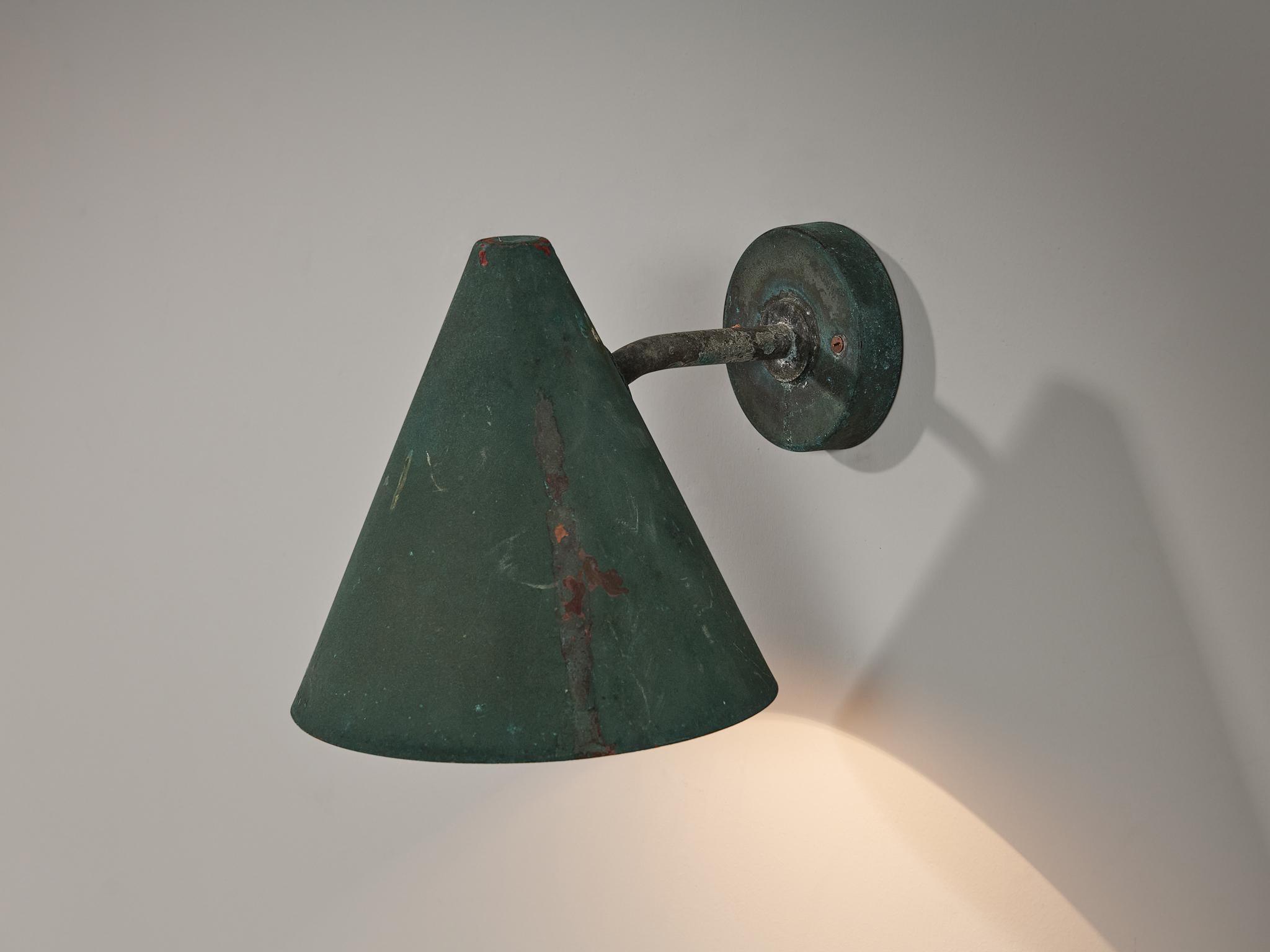 Hans-Agne Jakobsson for Hans-Agne Jakobsson AB in Markaryd, wall light ‘Tratten’, copper, Sweden, 1950s

Hans-Agne Jakobsson designed this wall light 'Tratten', which is crafted from green copper. The conical-shaped shade is secured to a slightly