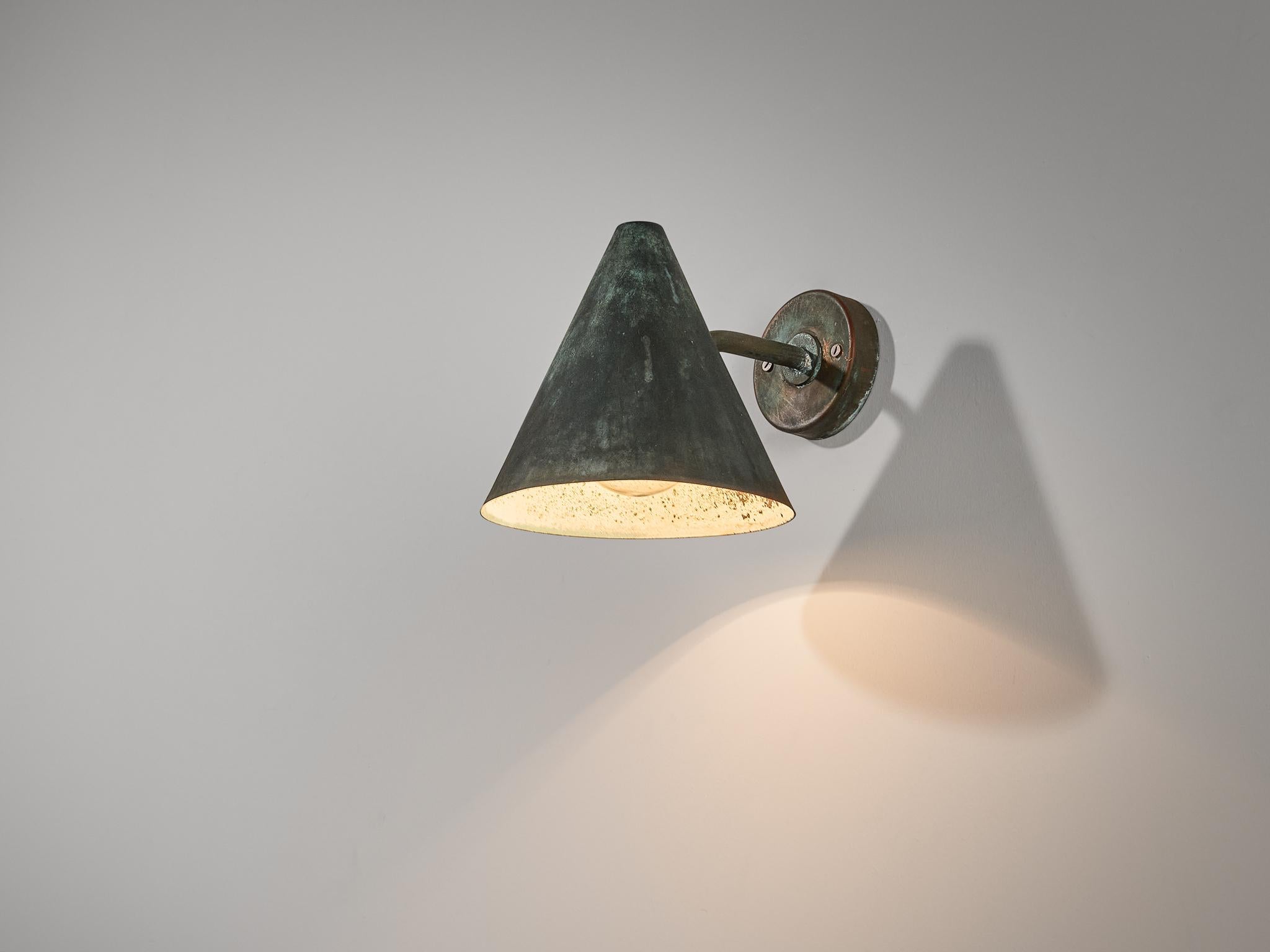 Hans-Agne Jakobsson for Hans-Agne Jakobsson AB in Markaryd, wall light ‘Tratten’, copper, Sweden, 1950s

Hans-Agne Jakobsson designed this wall light 'Tratten', which is crafted from green copper. The conical-shaped shade is secured to a slightly
