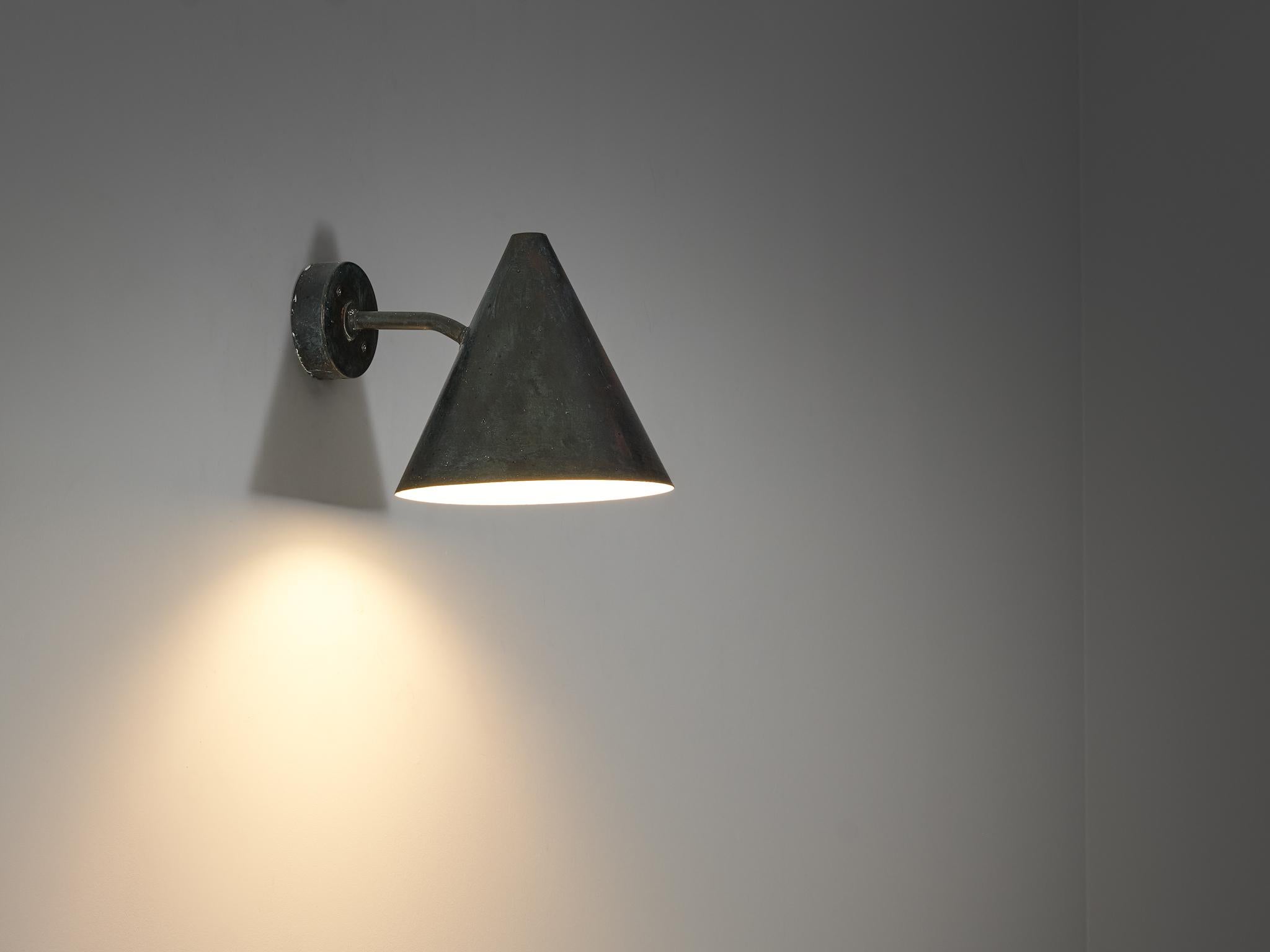 Hans-Agne Jakobsson for Hans-Agne Jakobsson AB in Markaryd, wall light ‘Tratten’, copper, Sweden, 1950s

Hans-Agne Jakobsson designed this wall light 'Tratten', which is made in a beautiful copper. The conical-shaped shade is secured to a slightly