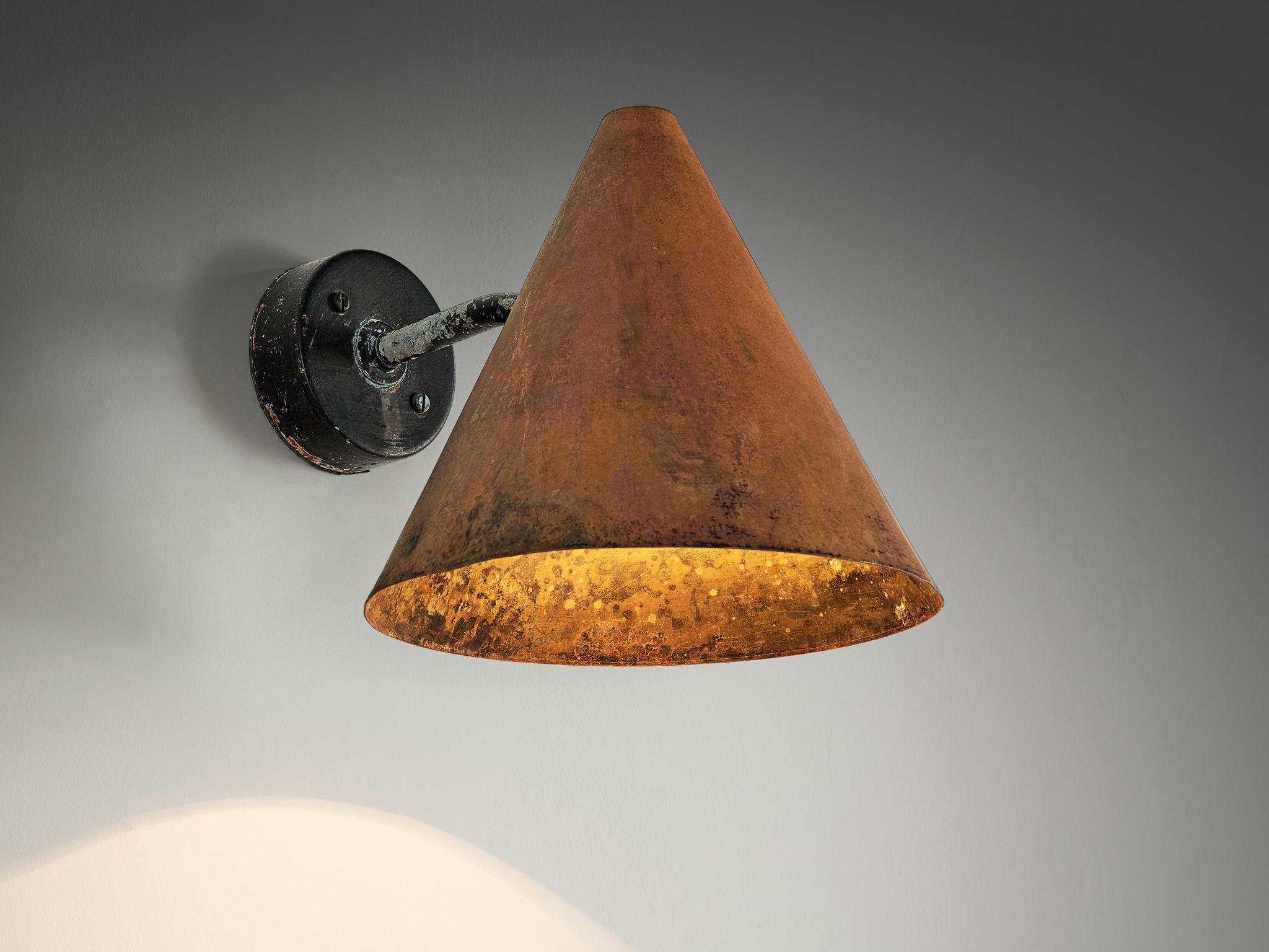 Hans-Agne Jakobsson for Hans-Agne Jakobsson AB in Markaryd, wall light ‘Tratten’, copper, Sweden, 1950s

Hans-Agne Jakobsson designed this wall light 'Tratten', which is made in a beautiful red copper. The conical-shaped shade is secured to a