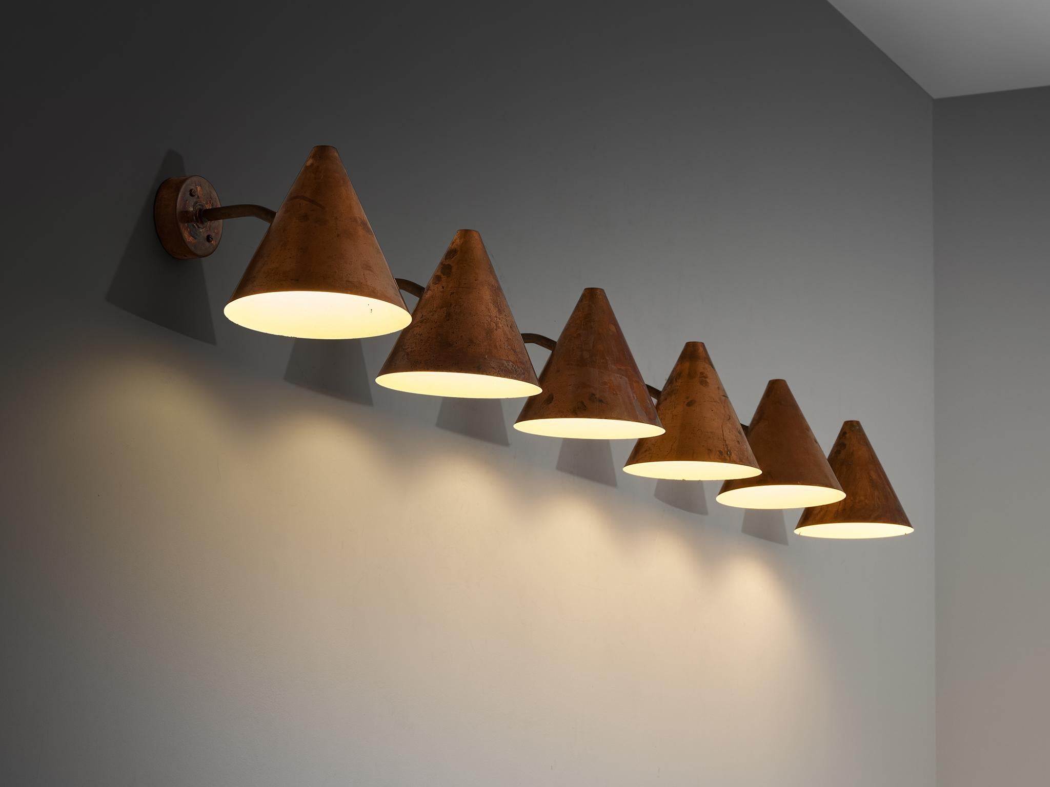 Hans-Agne Jakobsson for Hans-Agne Jakobsson AB in Markaryd, wall lights ‘Tratten’, copper, Sweden, 1990s

Hans-Agne Jakobsson designed this wall light 'Tratten', which is crafted from copper. The conical-shaped shade is secured to a slightly curved