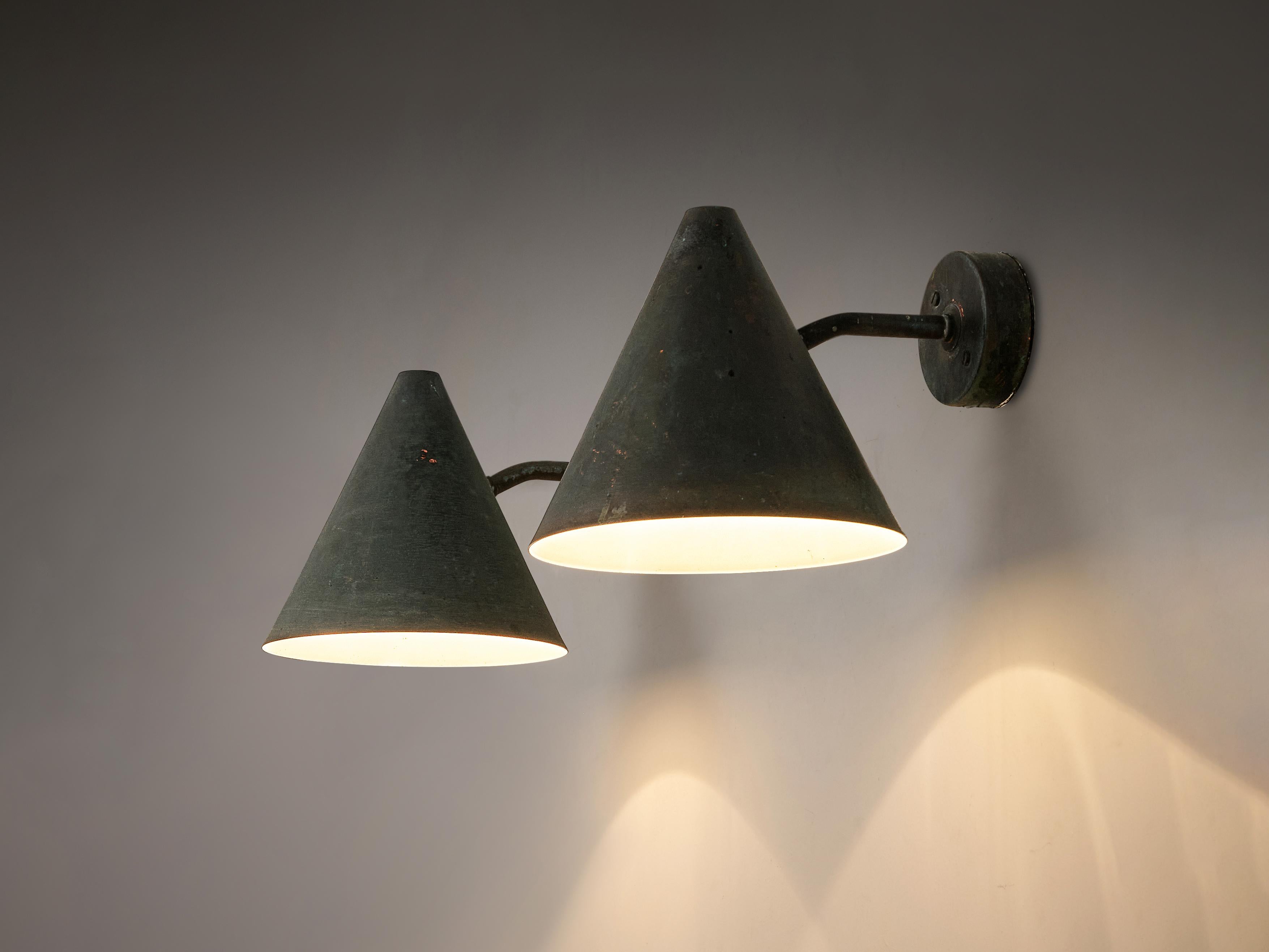 Hans-Agne Jakobsson for Hans-Agne Jakobsson AB in Markaryd, wall lights ‘Tratten’, copper, Sweden, 1950s

Hans-Agne Jakobsson designed this wall light 'Tratten', which is crafted from green copper. The conical-shaped shade is secured to a slightly
