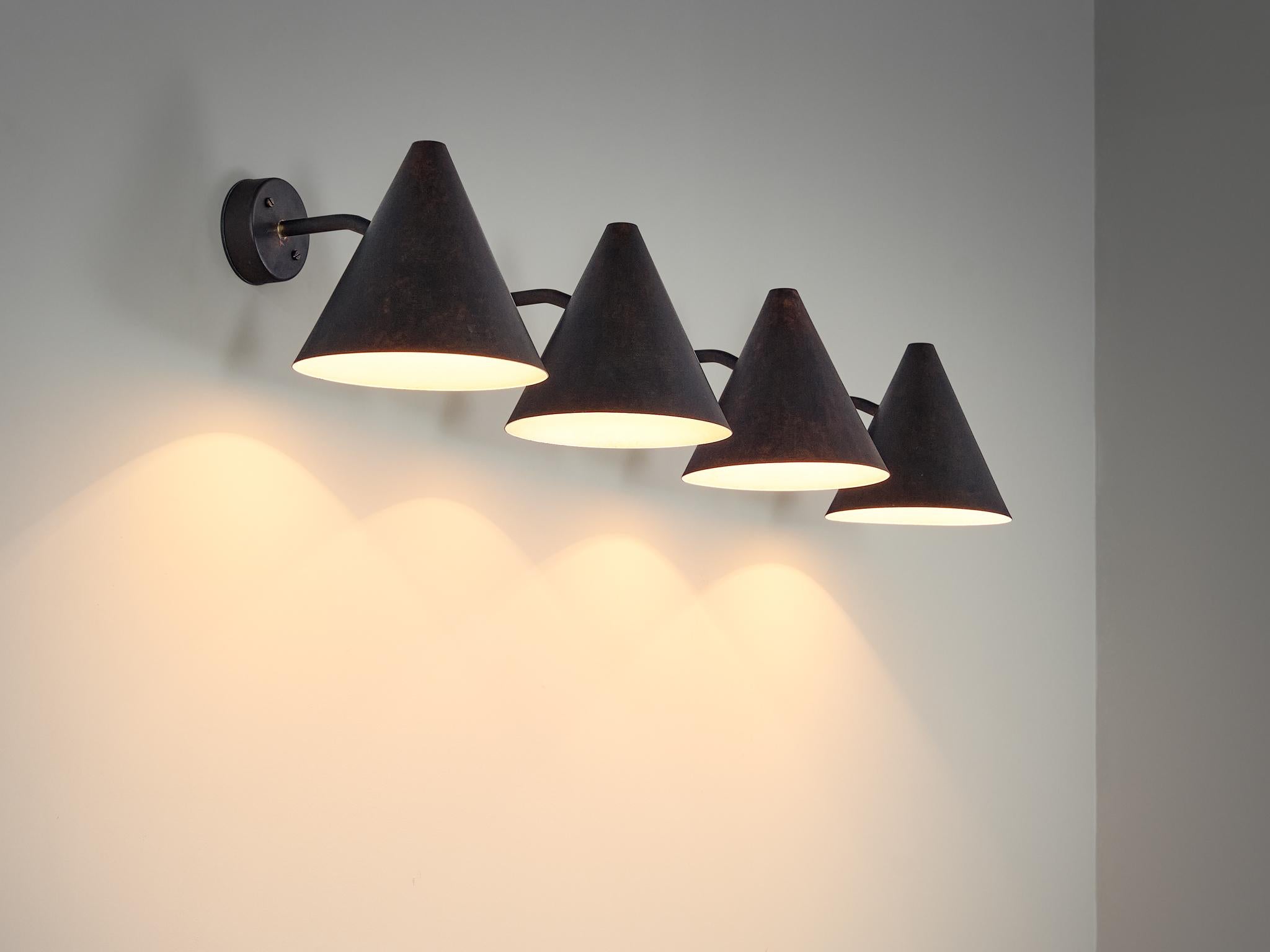 Hans-Agne Jakobsson for Hans-Agne Jakobsson AB in Markaryd, wall lights ‘Tratten’, copper, Sweden, 1950s

Hans-Agne Jakobsson designed this wall light 'Tratten', which is crafted from green copper. The conical-shaped shade is secured to a slightly