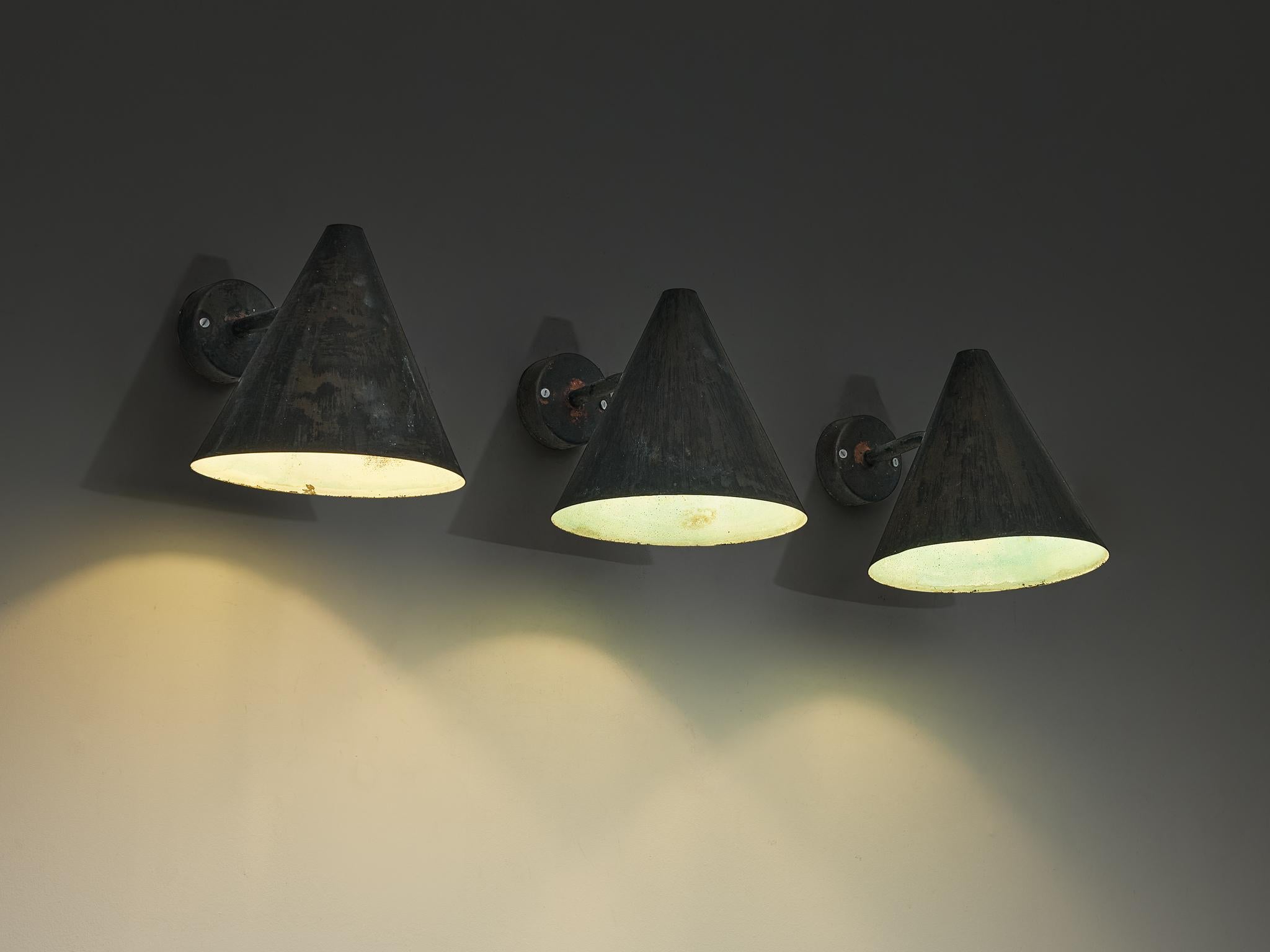 Hans-Agne Jakobsson for Hans-Agne Jakobsson AB in Markaryd, wall lights ‘Tratten’, copper, Sweden, 1950s

Hans-Agne Jakobsson designed this wall light 'Tratten', which is crafted from green copper. The conical-shaped shade is secured to a slightly