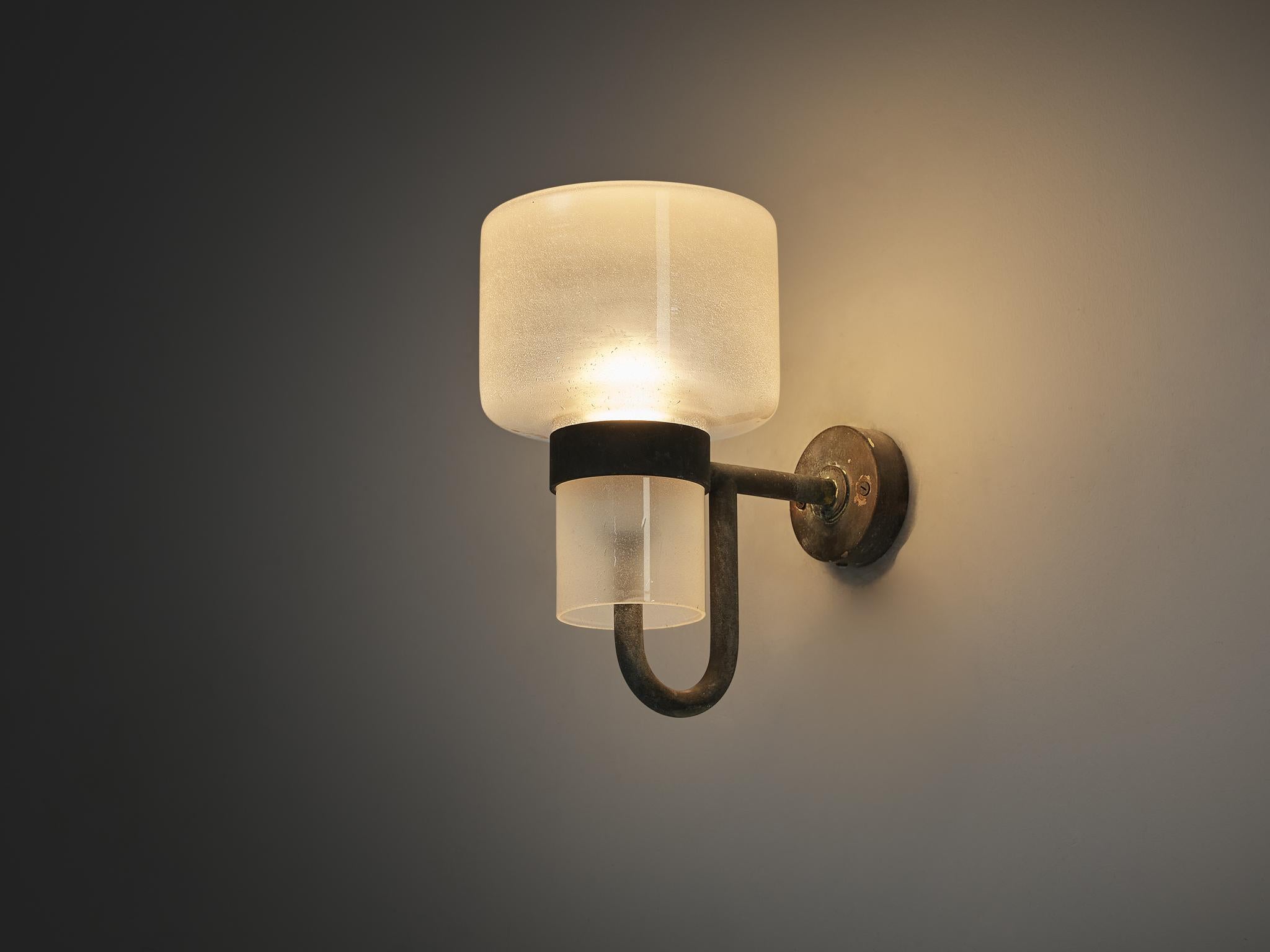 Hans-Agne Jakobsson for Hans-Agne Jakobsson AB in Markaryd, wall light, model 'V-138', copper, handblown glass, Sweden, 1960s.

This charming wall light, designed by Hans-Agne Jakobsson, combines elegant craftsmanship with timeless design. Featuring
