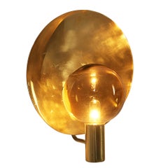 Hans-Agne Jakobsson 'V-180' Wandleuchte aus Messing und goldenem Glas