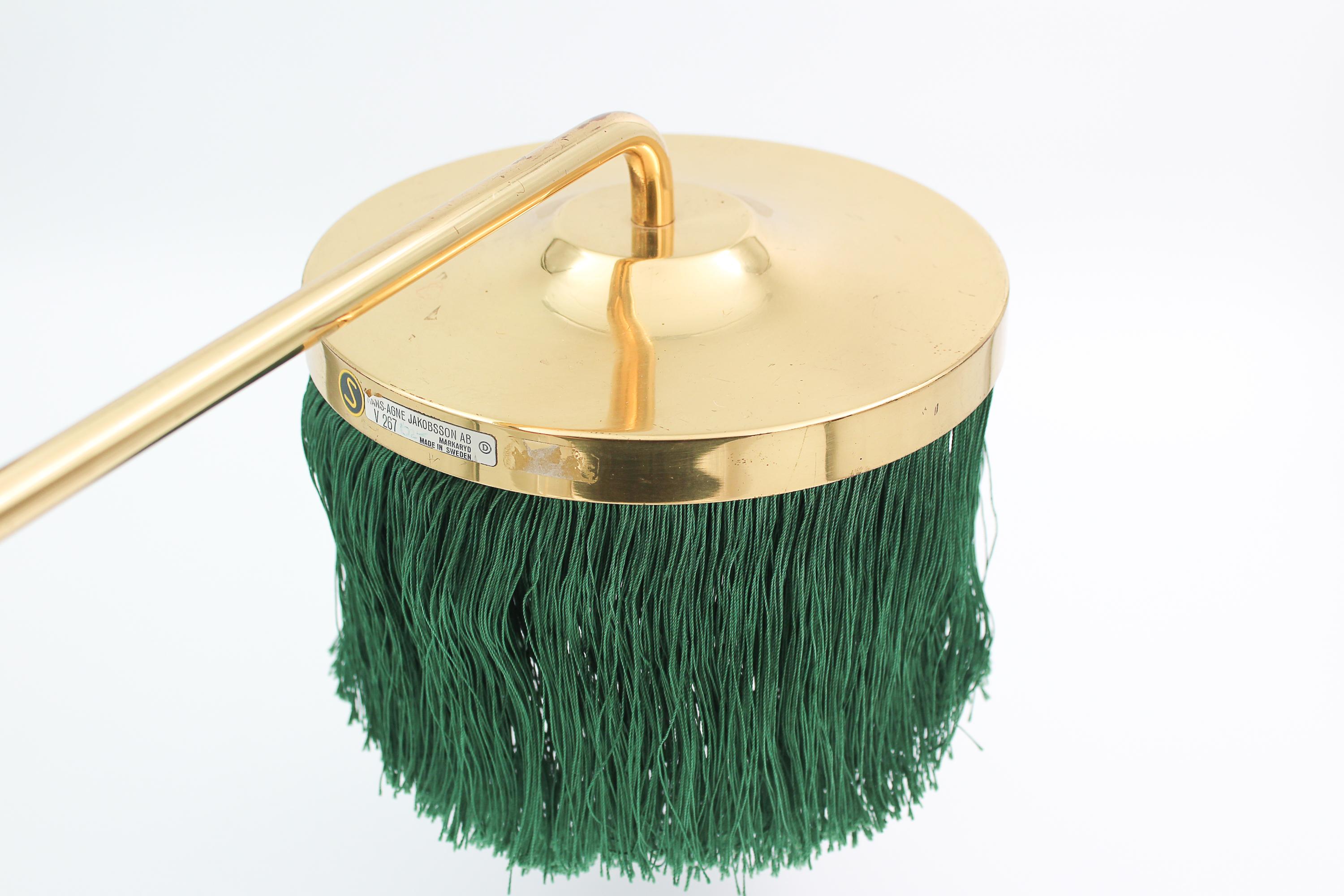 Rara lampada da parete del designer svedese Hans-Agne Jakobsson. Il modello si chiama V-267 ed è stato prodotto dalla sua azienda di Markaryd, in Svezia. Condizioni vintage molto buone con frange originali, patina coerente con l'età ed elettronica