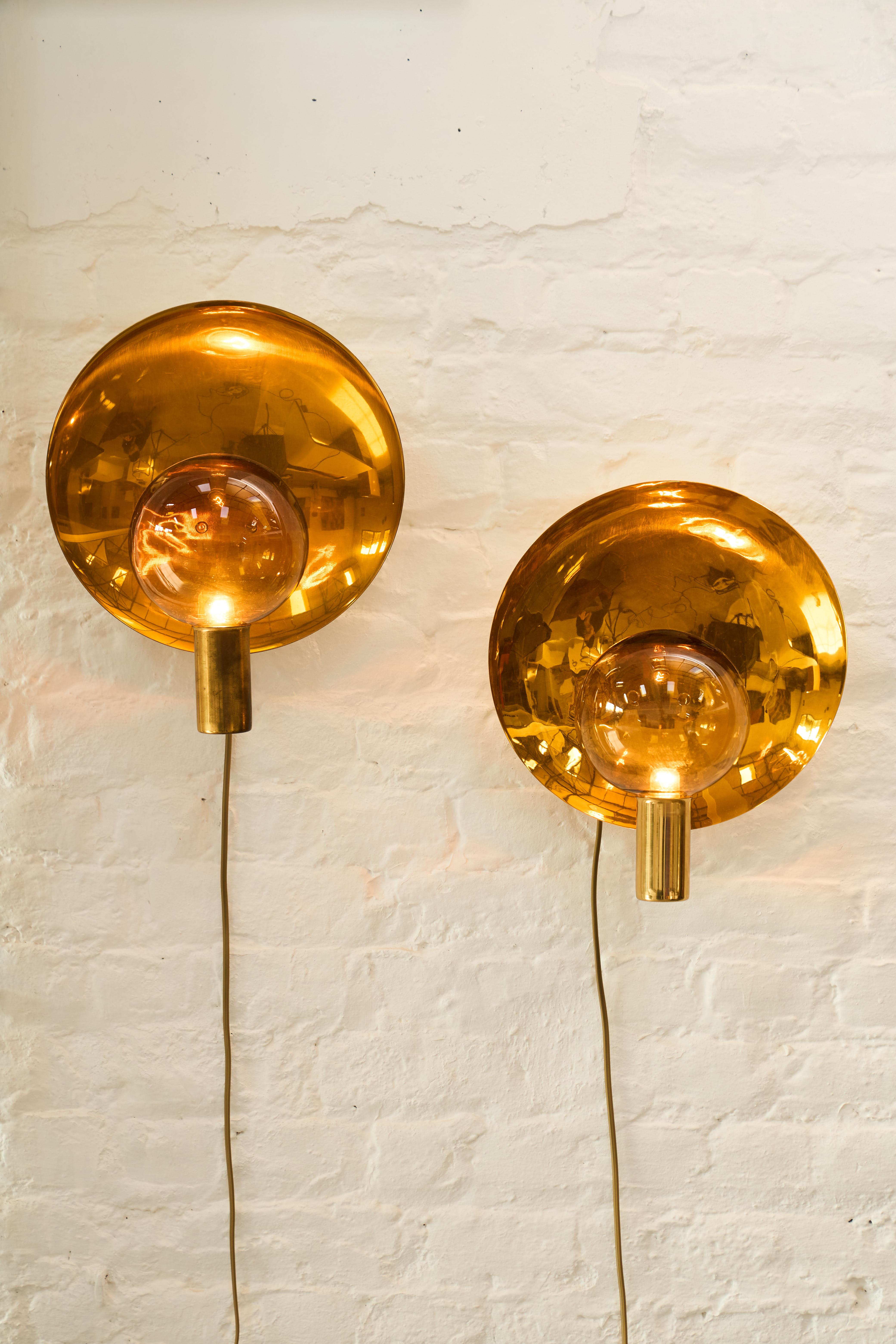 Mid-20th Century HANS AGNE JAKOBSSON V180 pair of wall lamps For Sale