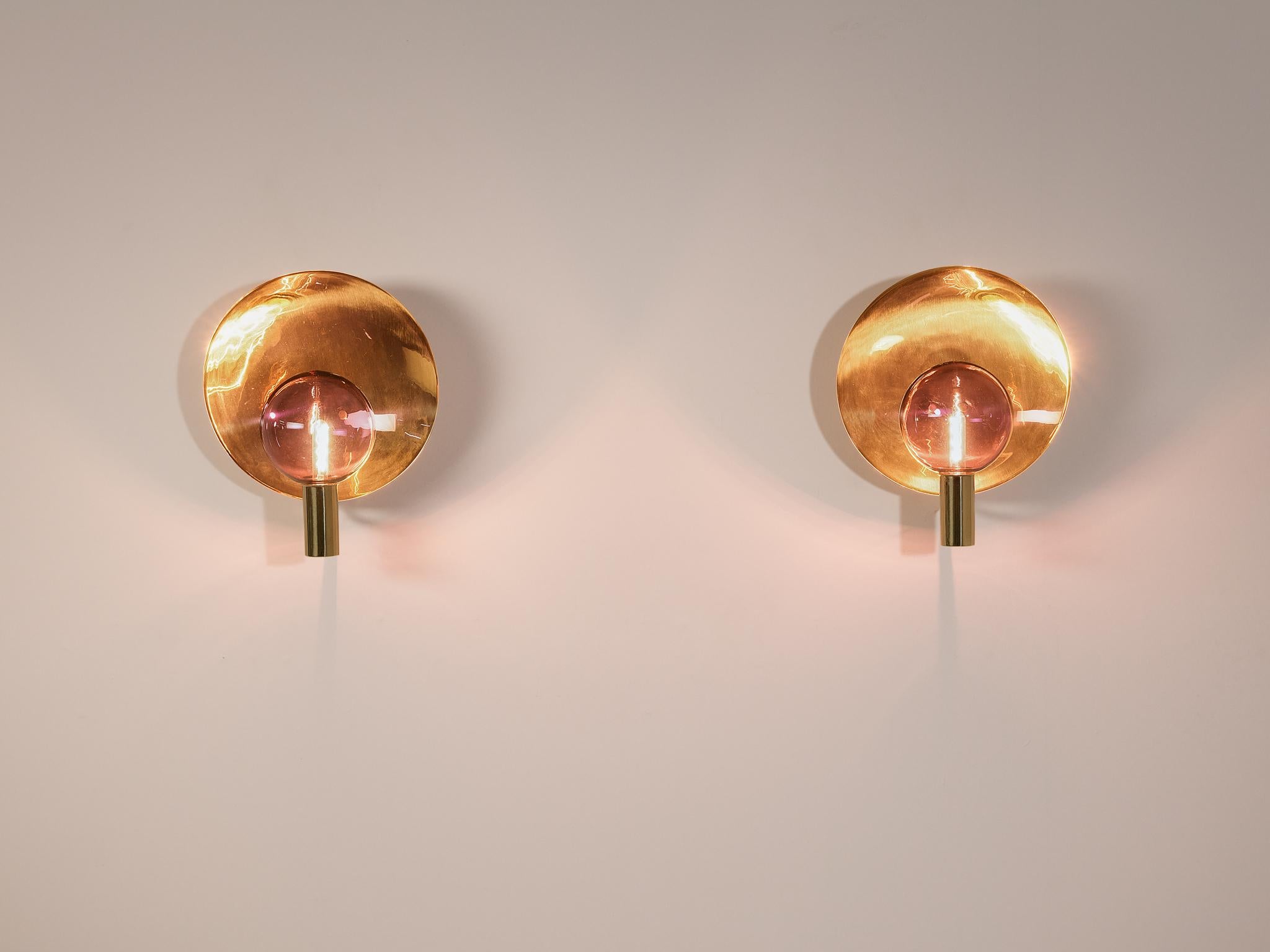 Hans-Agne Jakobsson 'V180' Pair of Wall Lights in Brass and Pink Glass In Good Condition In Waalwijk, NL