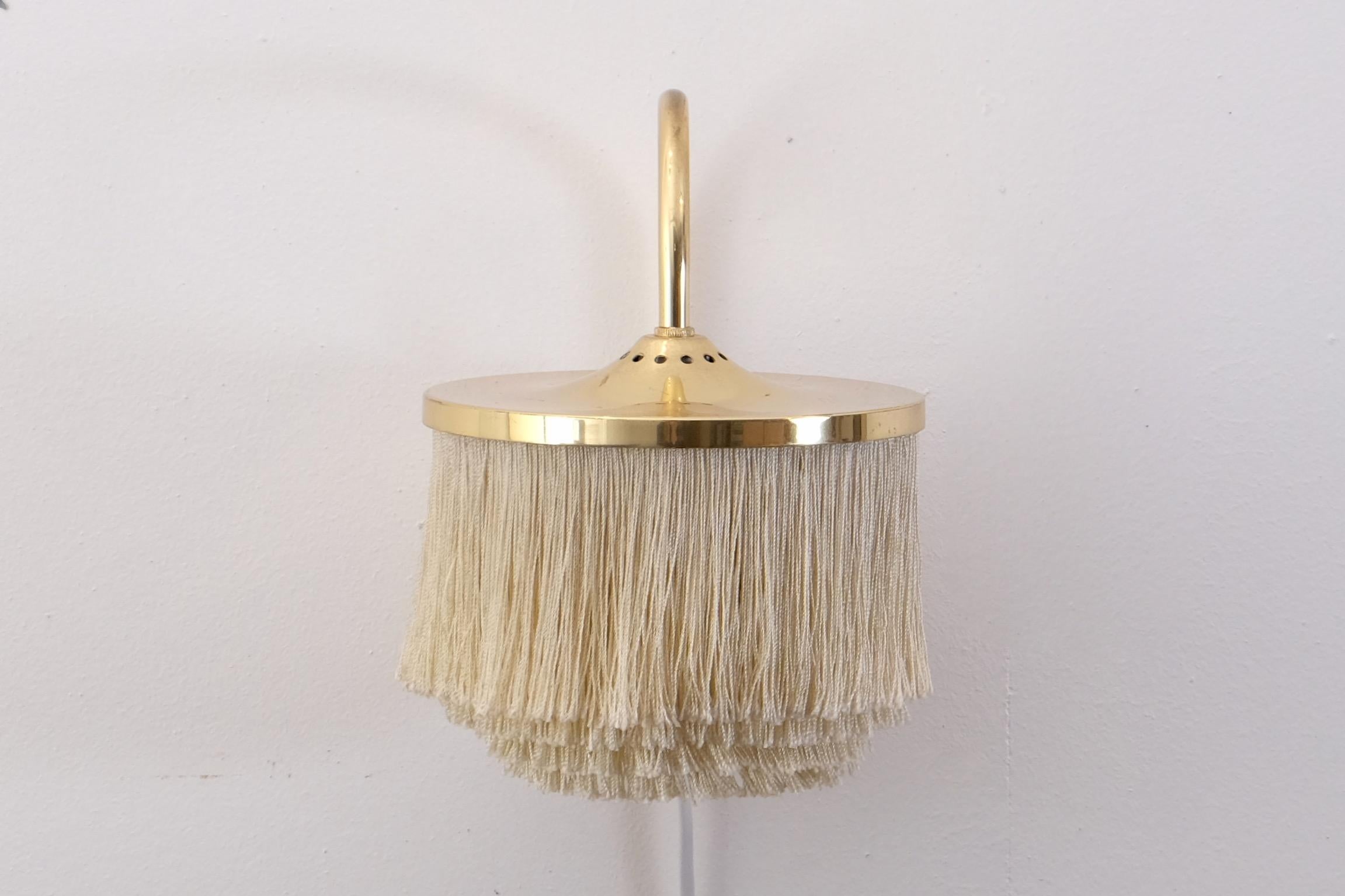 Swedish fringes wall light model V271 designed by Hans-Agne Jakobsson, produced in Markaryd, Sweden, 1960s.

Measures: Diameter 16.5 cm
Distance from wall 19.5 cm
Top of arm to bottom of shade 23 cm
Height 16 cm
Max 40 W.
 