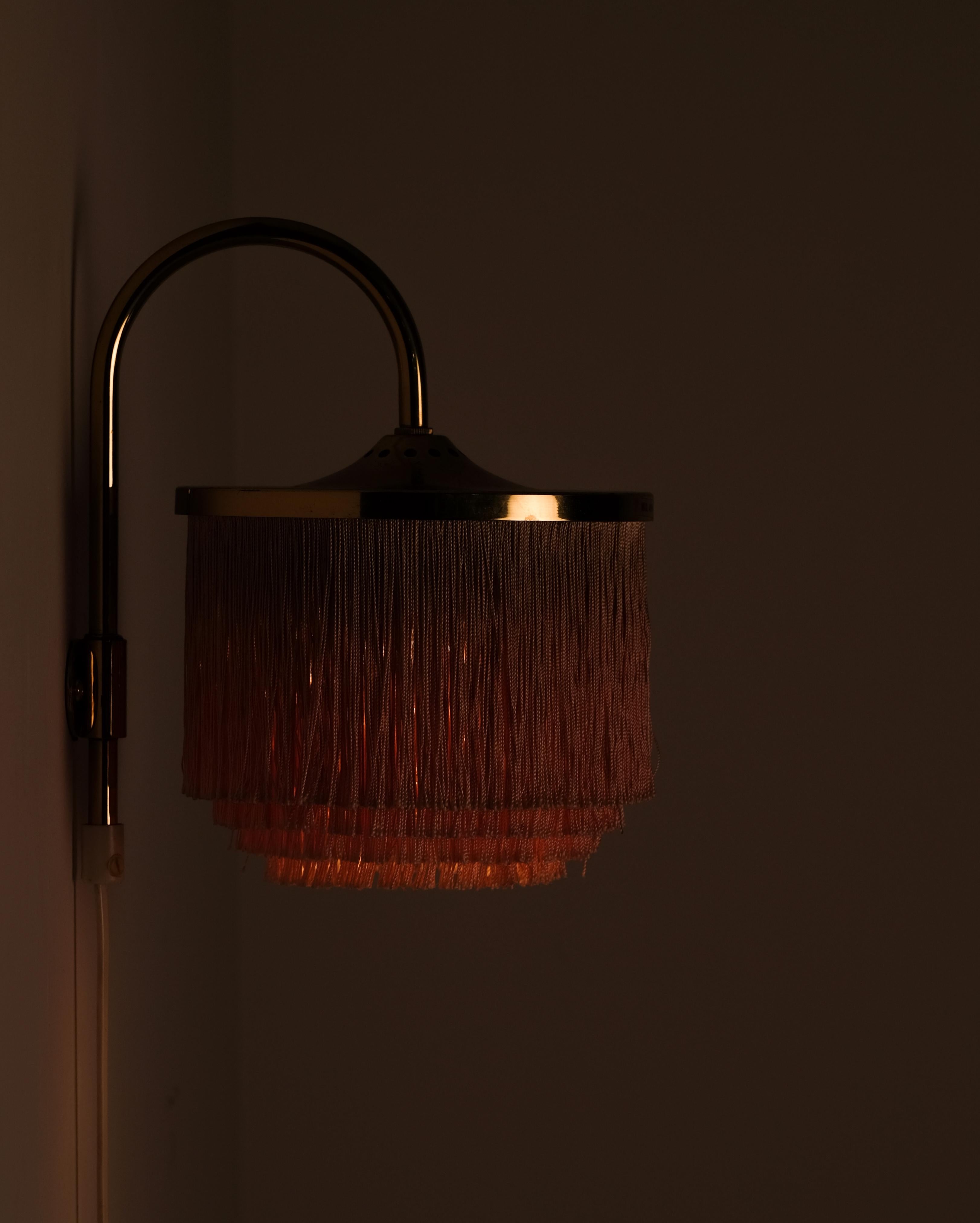 Schwedische Wandleuchte mit rosa Fransen, Modell V271, entworfen von Hans-Agne Jakobsson, hergestellt in Markaryd, Schweden, 1960er Jahre.

Maße: Durchmesser 16,5 cm
Abstand von der Wand 19.5 cm
Oberseite des Arms bis Unterseite des Schirms 23