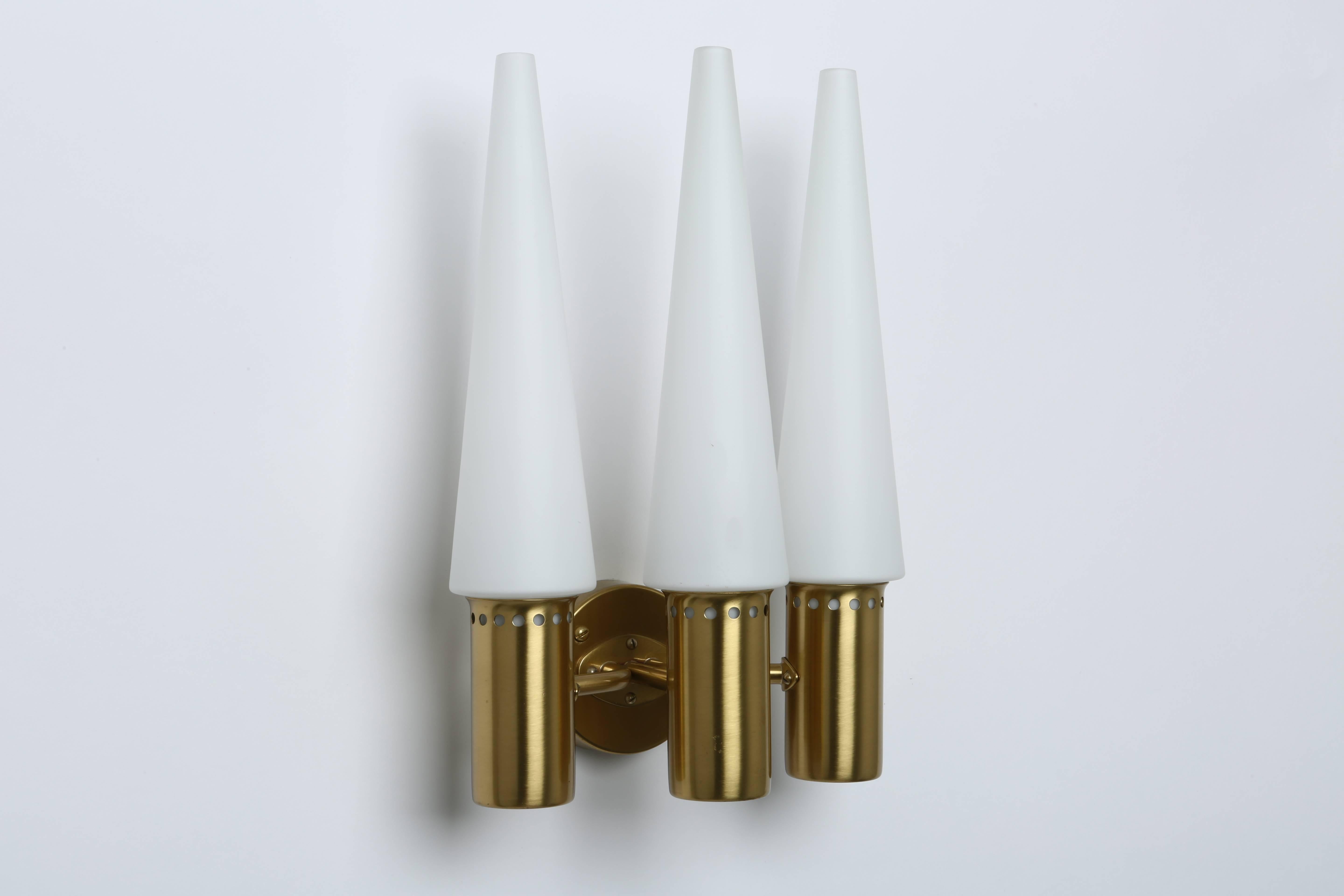 Hans-Agne Jakobsson wall lamp with three-light bulbs
Made with brass and opaline frosted glass, 
Sweden, 1960s.