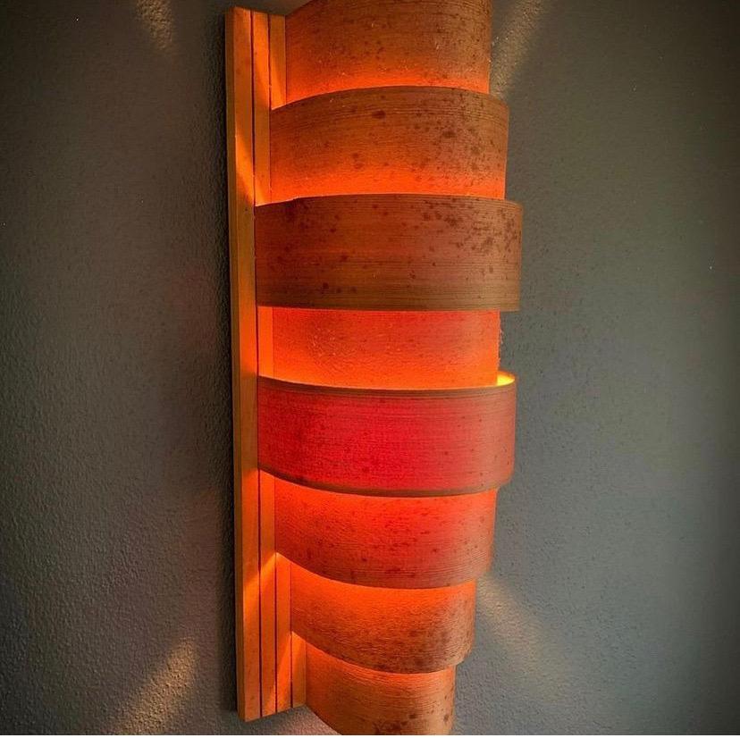 A beautiful wall lamp by Hans-Agne Jakobsson in pinewood. Produced by Markaryd in 1960s. Meassures H: 39,5. B: 16, D: 13 cm. Has some patina according to age, see photo.