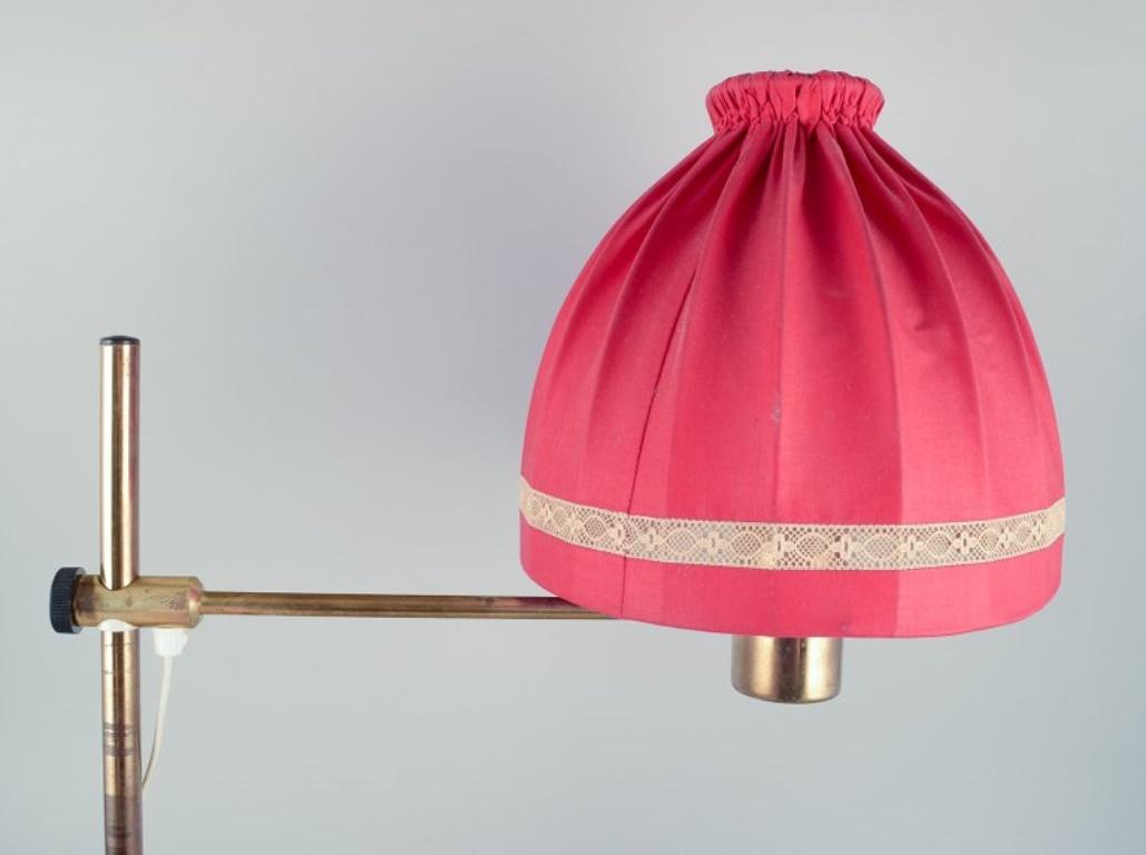 Hans Agne Jakobsson. Wall lamp in brass with a lampshade in red fabric In Excellent Condition For Sale In Copenhagen, DK
