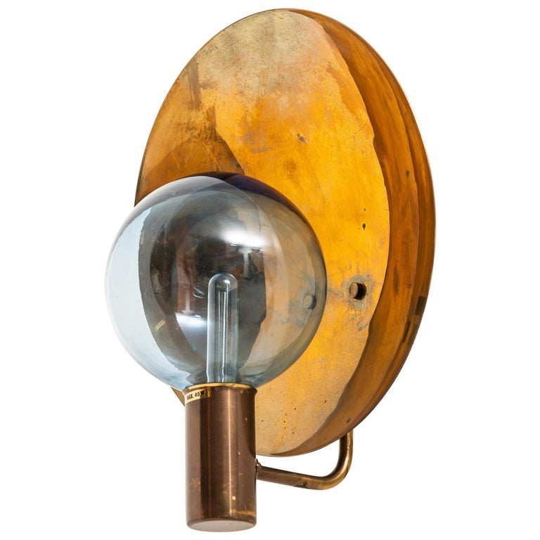 Hans-Agne Jakobsson model V-180 wall lamp, 1950s, offered by Studio Schalling