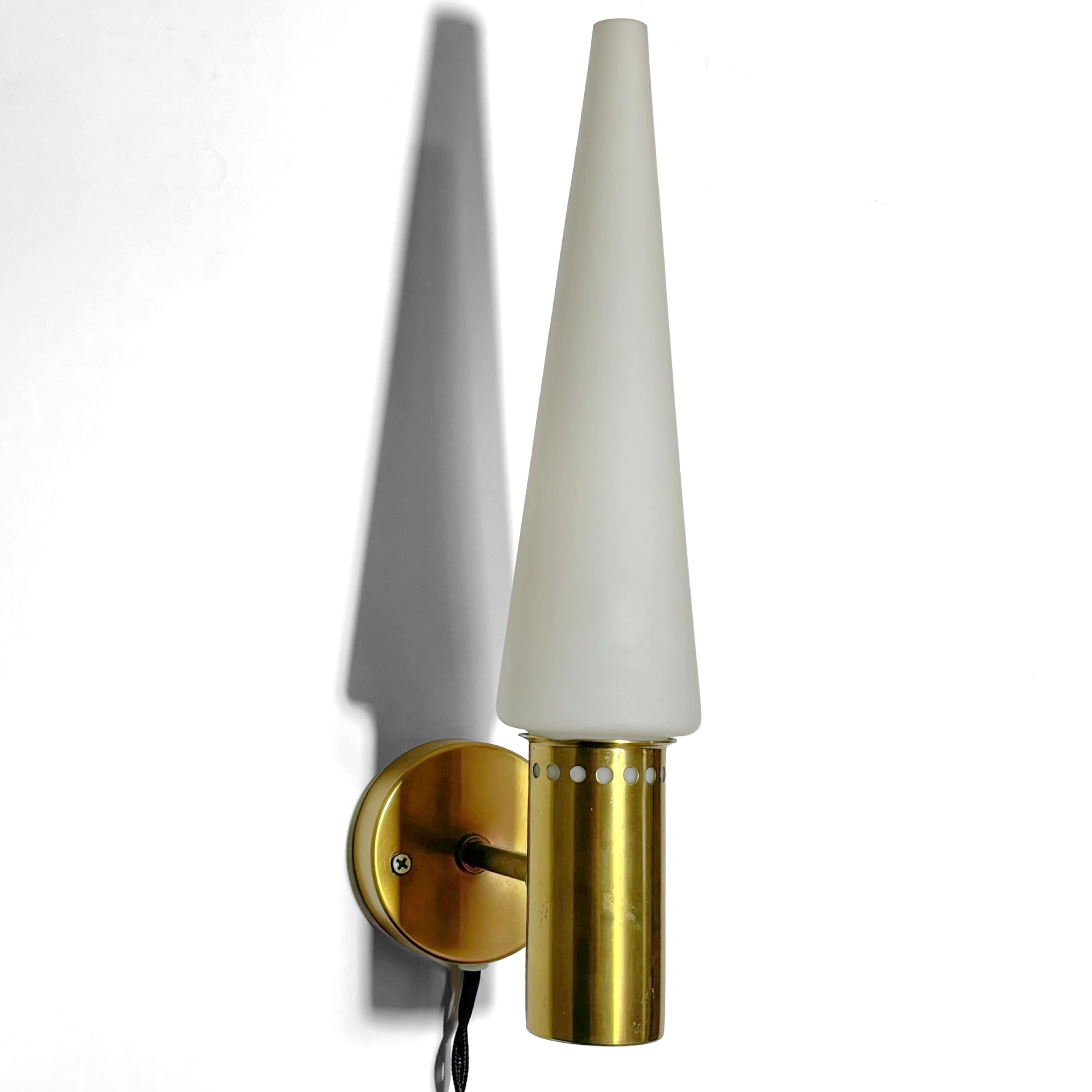 Hans-Agne Jakobsson-Wandleuchte S-1987, Messing und Opalglas, Schweden, 1960er Jahre (Schwedisch) im Angebot