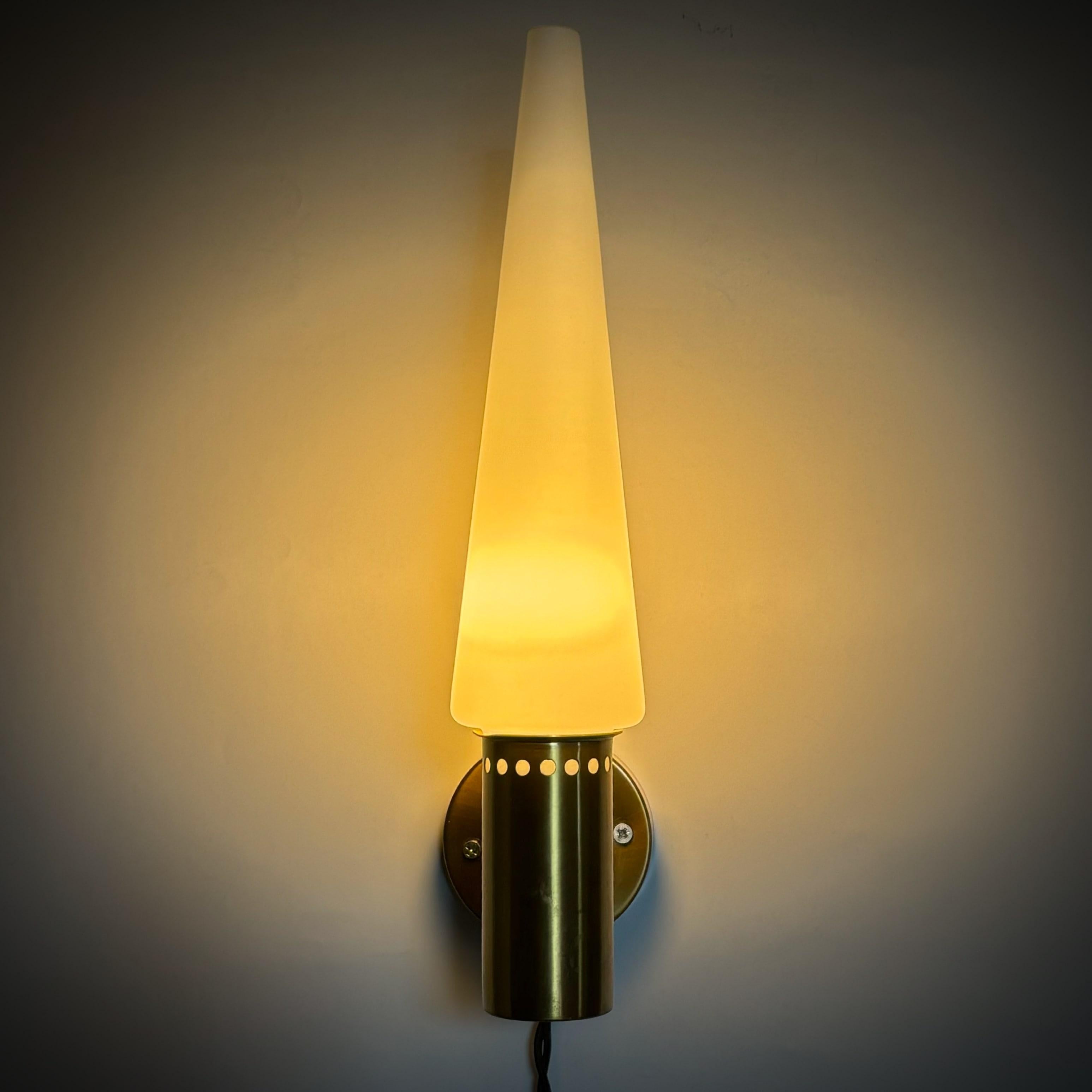 Hans-Agne Jakobsson-Wandleuchte S-1987, Messing und Opalglas, Schweden, 1960er Jahre im Zustand „Gut“ im Angebot in Forserum, SE