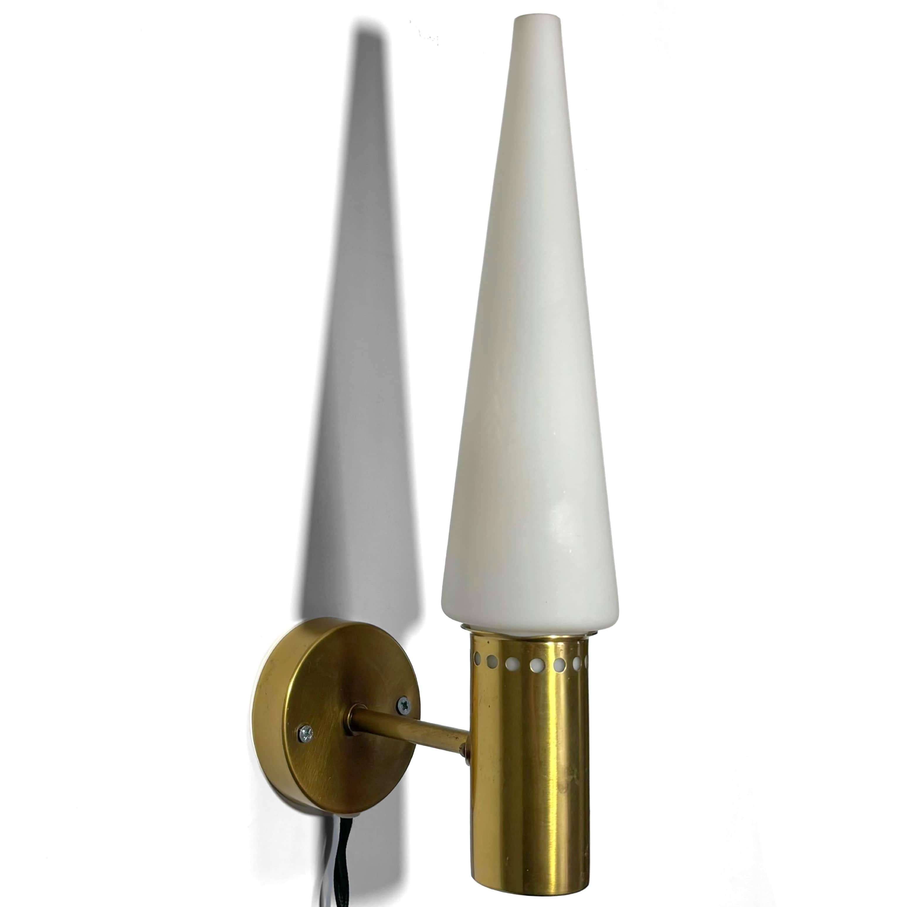 Hans-Agne Jakobsson-Wandleuchte S-1987, Messing und Opalglas, Schweden, 1960er Jahre (Mitte des 20. Jahrhunderts) im Angebot