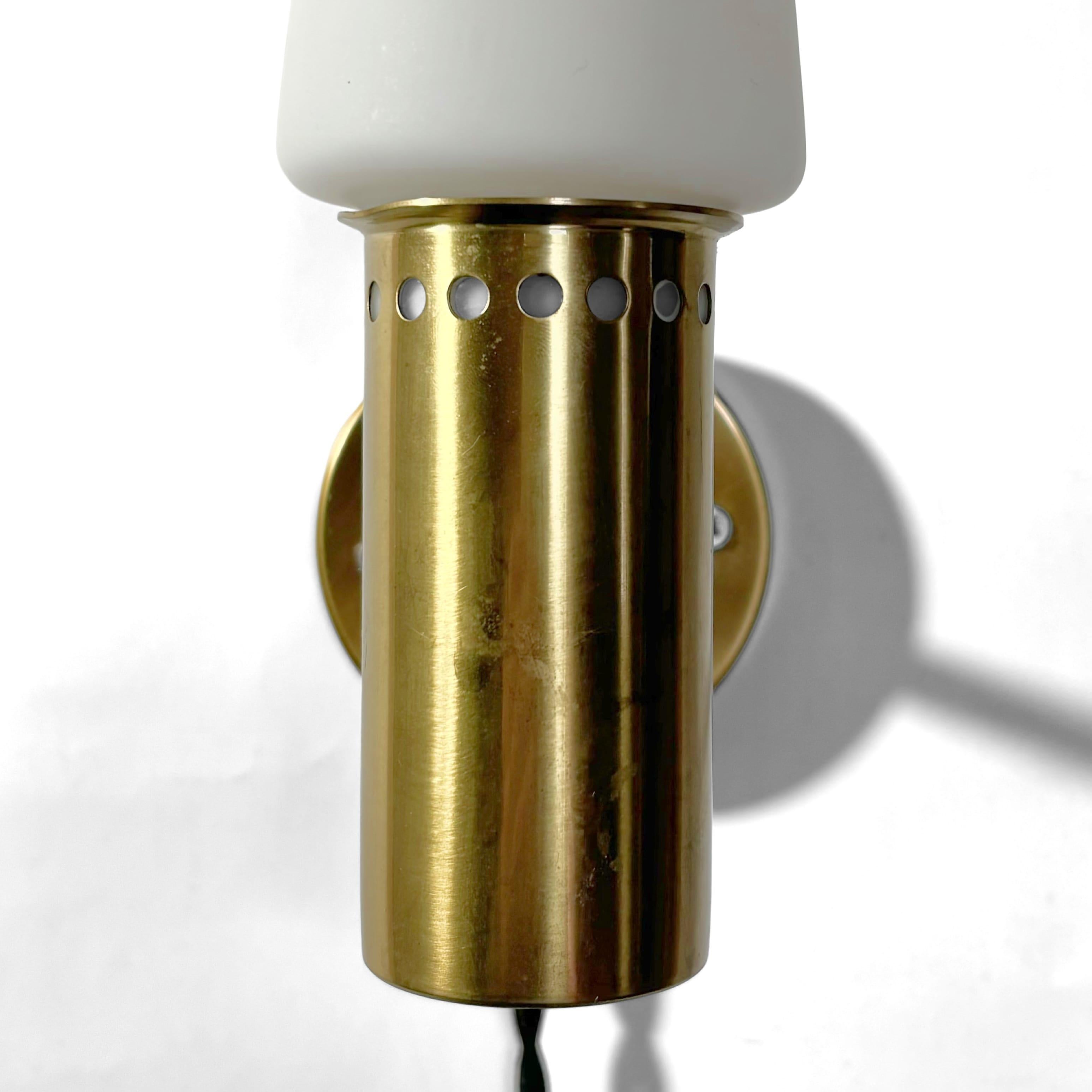 Hans-Agne Jakobsson-Wandleuchte S-1987, Messing und Opalglas, Schweden, 1960er Jahre im Angebot 1