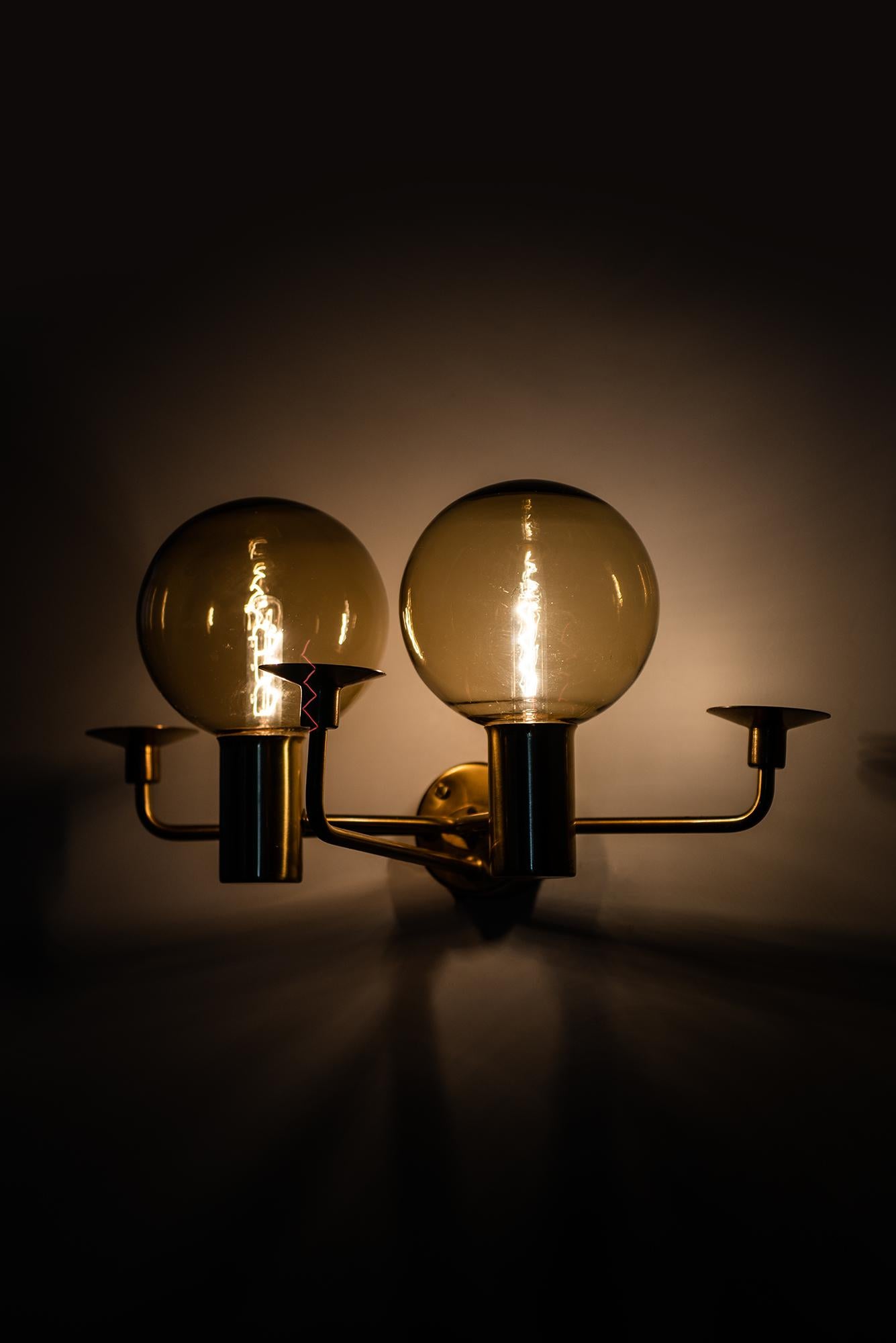 Suédois Lampes murales Hans-Agne Jakobsson modèle V-149/2 en laiton et verre en vente