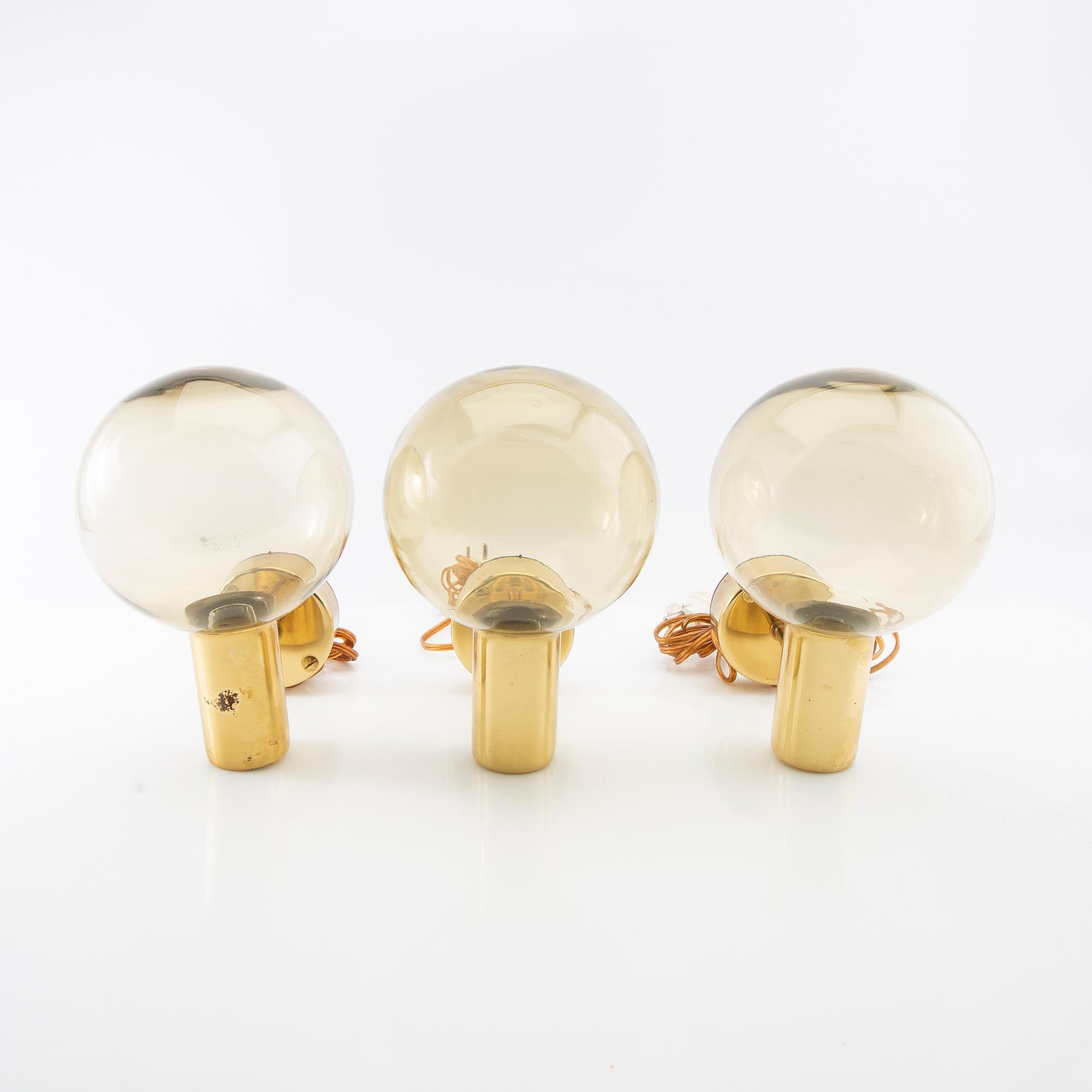 Apliques de latón fabricados en latón con  pantalla de cristal  diseñado y producido por Hans-Agne Jakobsson, Markaryd, Suecia, años sesenta.
Buen estado
Precio para 1 aplique, 5 apliques disponibles 

