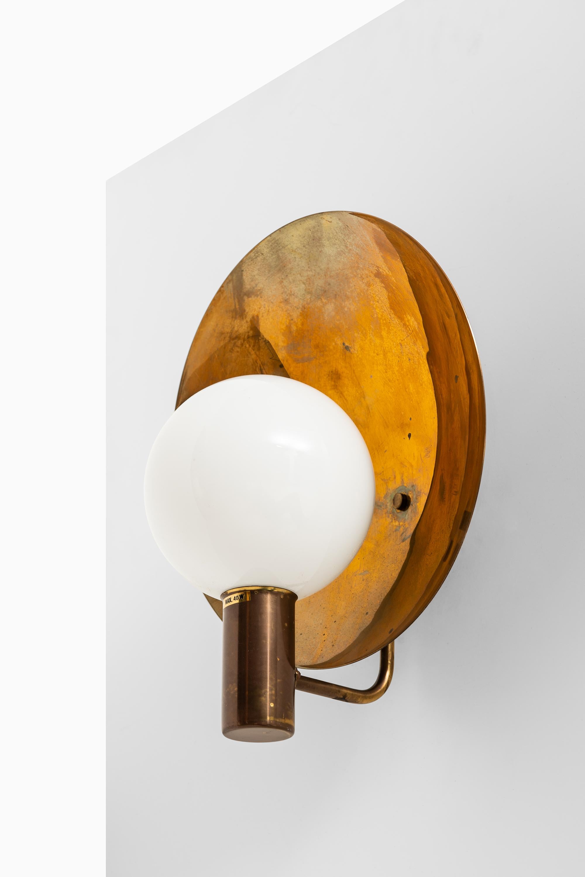 Rare wall lamps model V-180 designed by Hans-Agne Jakobsson. Produced by Hans-Agne Jakobsson in Markaryd, Sweden. 2 different type of glass is available (clear and opaline).

5 pcs available.