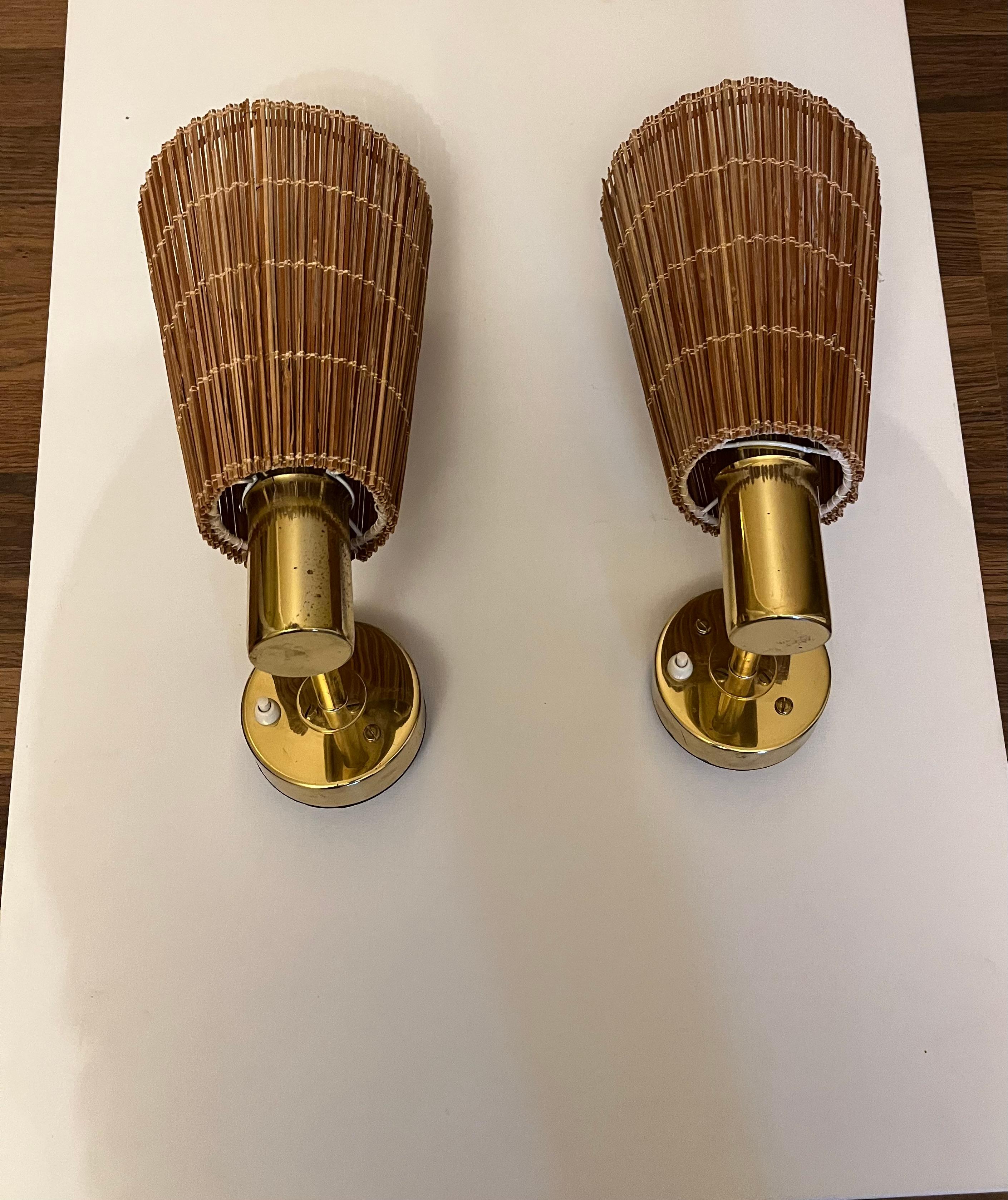 Las lámparas de pared de Hans-Agne Jakobsson, con estructura de latón y pantalla de listones de madera, son un ejemplo impresionante de su trabajo de diseño nórdico de los años 50 a 70. Hacen hincapié en los materiales naturales, la iluminación