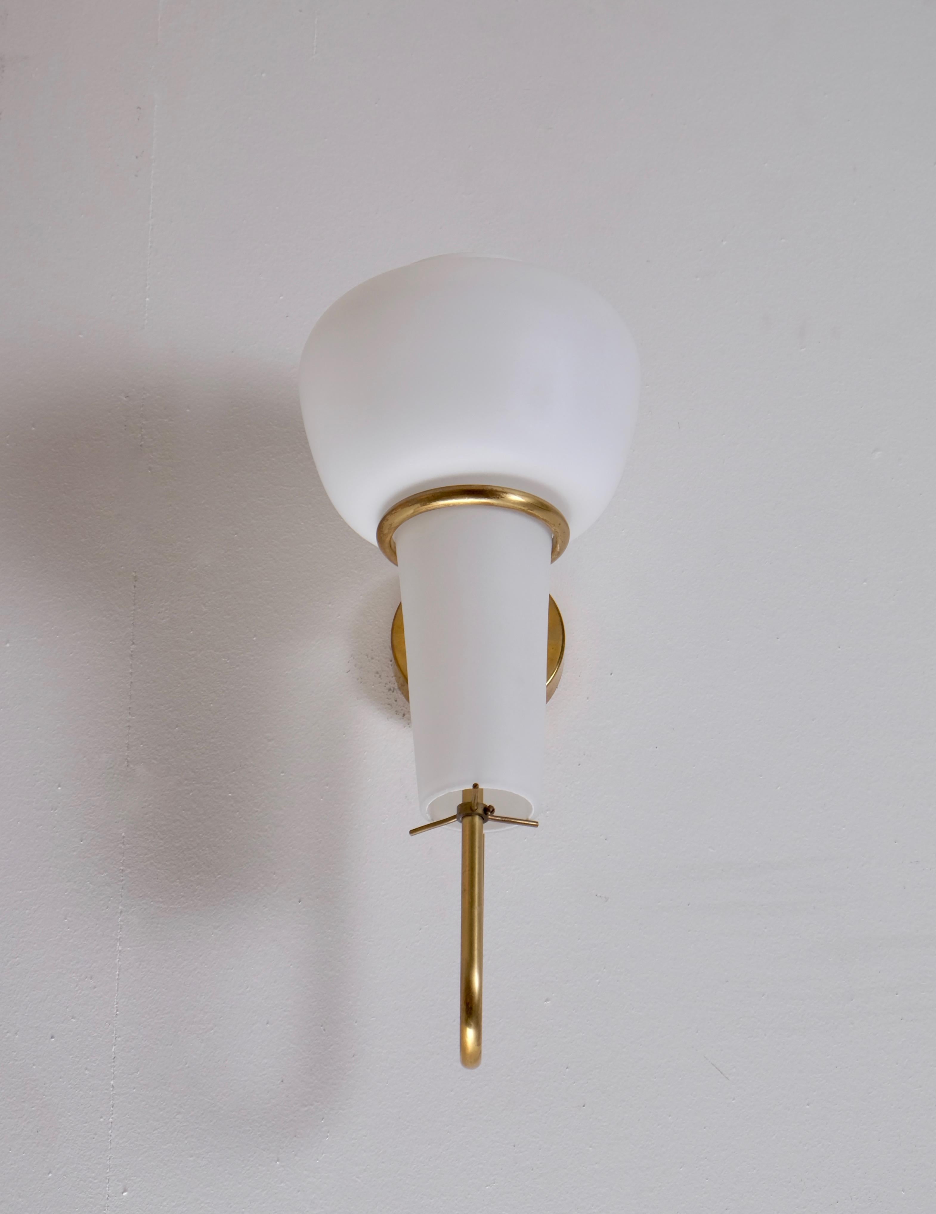 Rare opaline glass wall light produced and designed by Hans-Agne Jakobsson, Markaryd, Sweden, 1950s.
Measure: Height 40 cm.