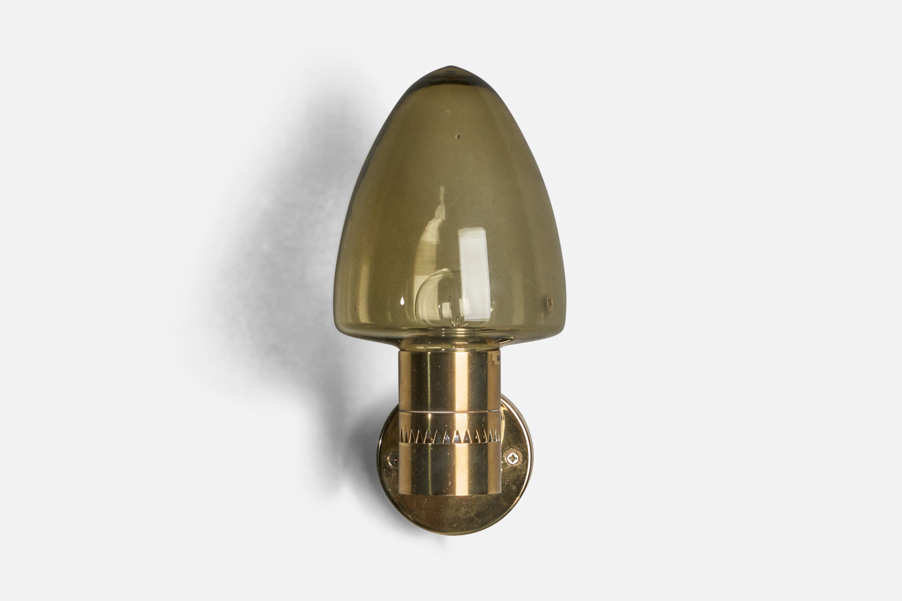 A brass and yellow glass wall light, designed and produced by Hans-Agne Jakobsson, Markaryd, Sweden, 1960s.

Overall Dimensions (inches): 10
