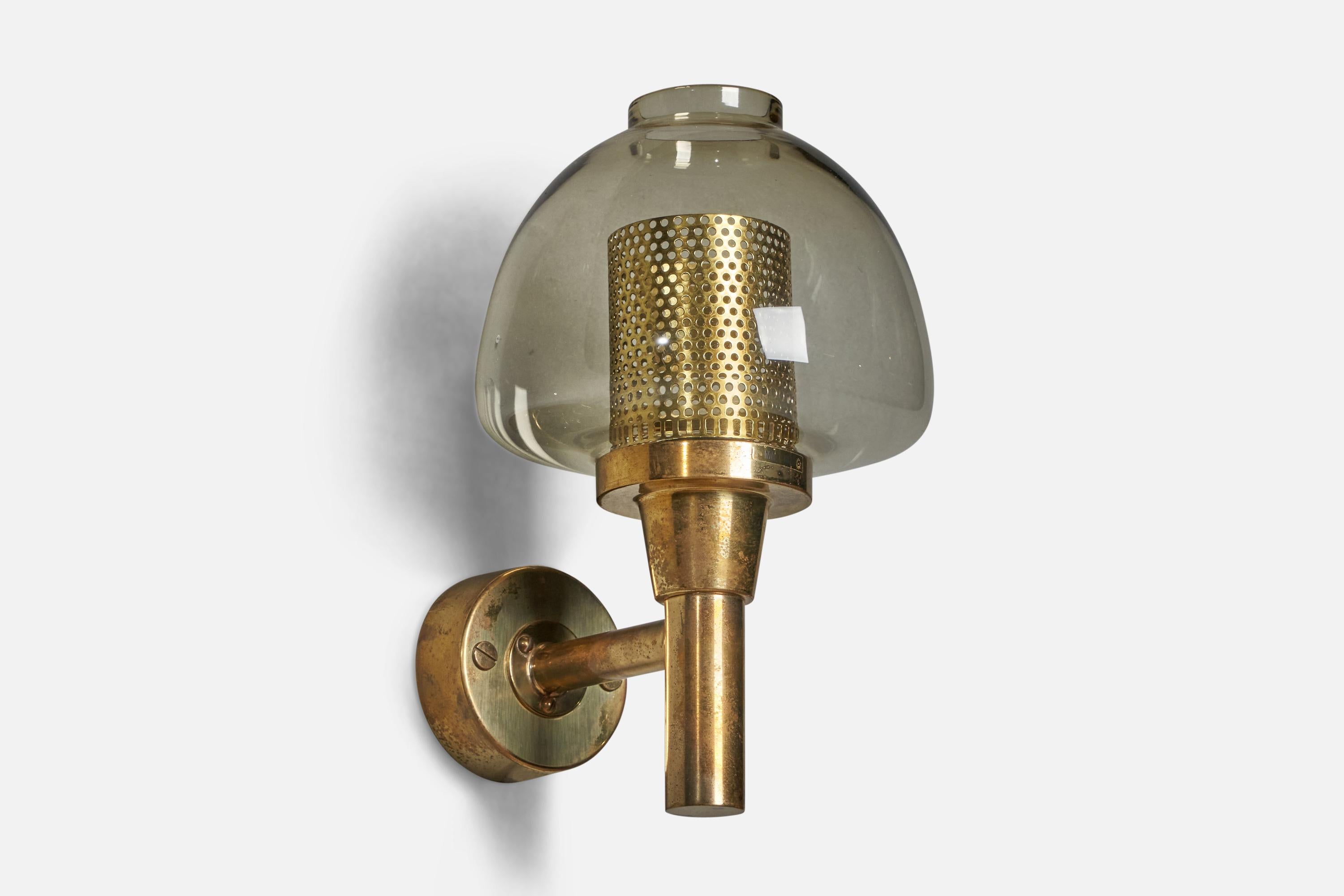 A brass and glass wall light designed and produced by Hans-Agne Jakobsson, Markaryd, Sweden, 1960s.
Overall Dimensions (inches): 11” H x 7” W x 8.5” D
Back Plate Dimensions (inches): 3” Diameter
Bulb Specifications: E-26 Bulb
Number of Sockets: 1