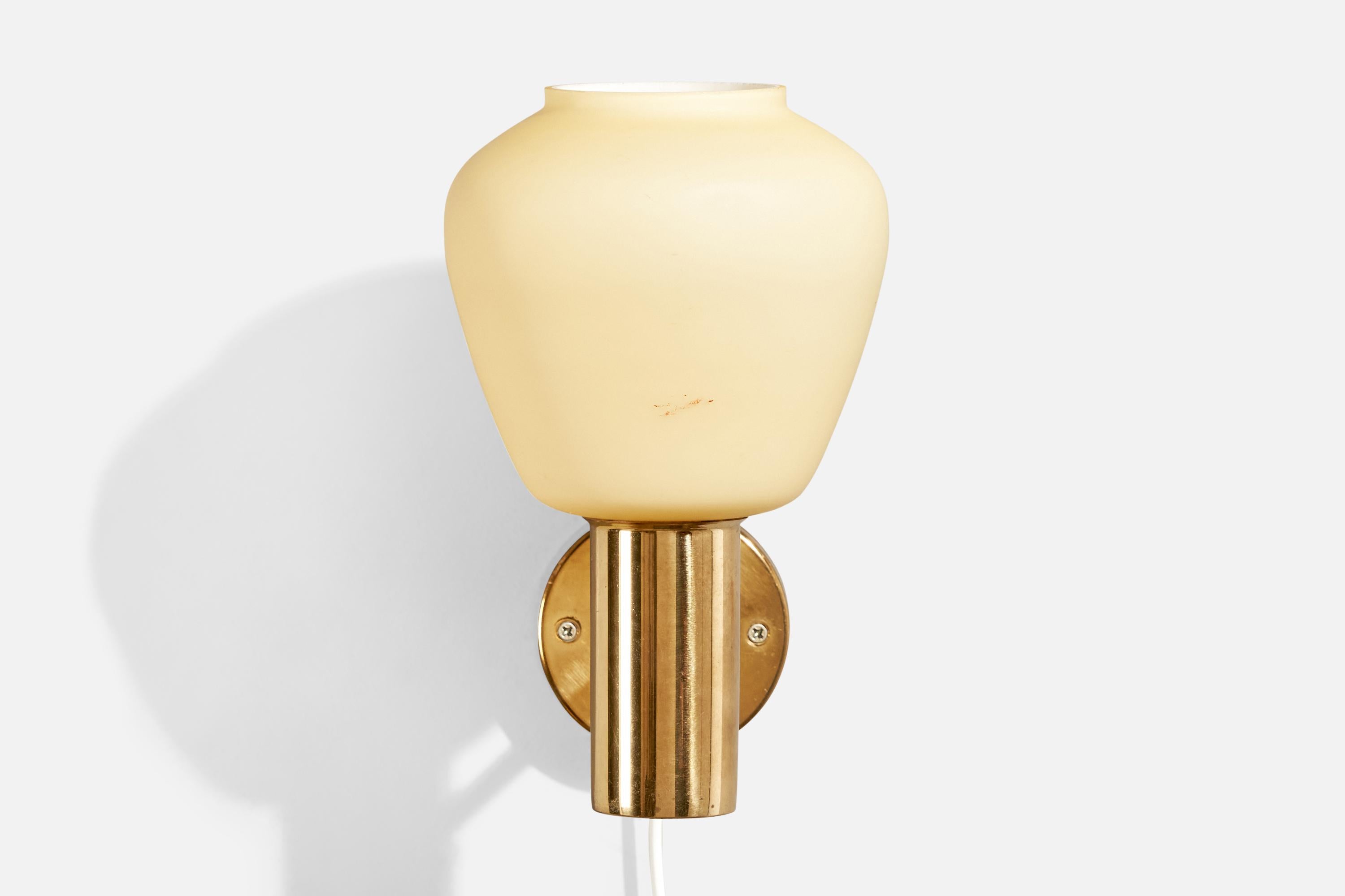 Scandinave moderne Applique murale en laiton et verre de Hans-Agne Jakobsson, Suède, années 1960 en vente