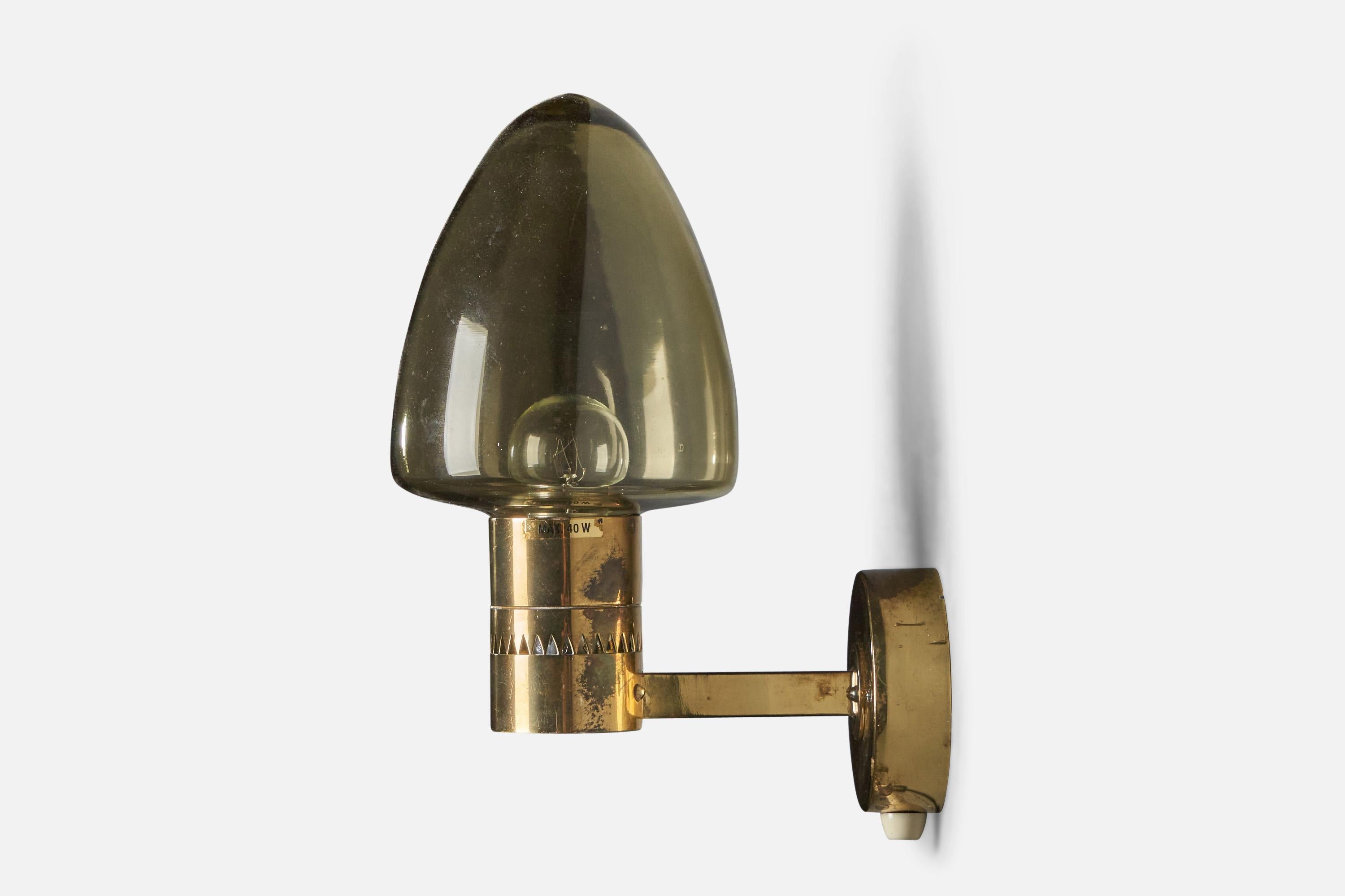 Hans-Agne Jakobsson, Wall Light, Brass, Glass, Sweden, 1960s In Good Condition For Sale In High Point, NC