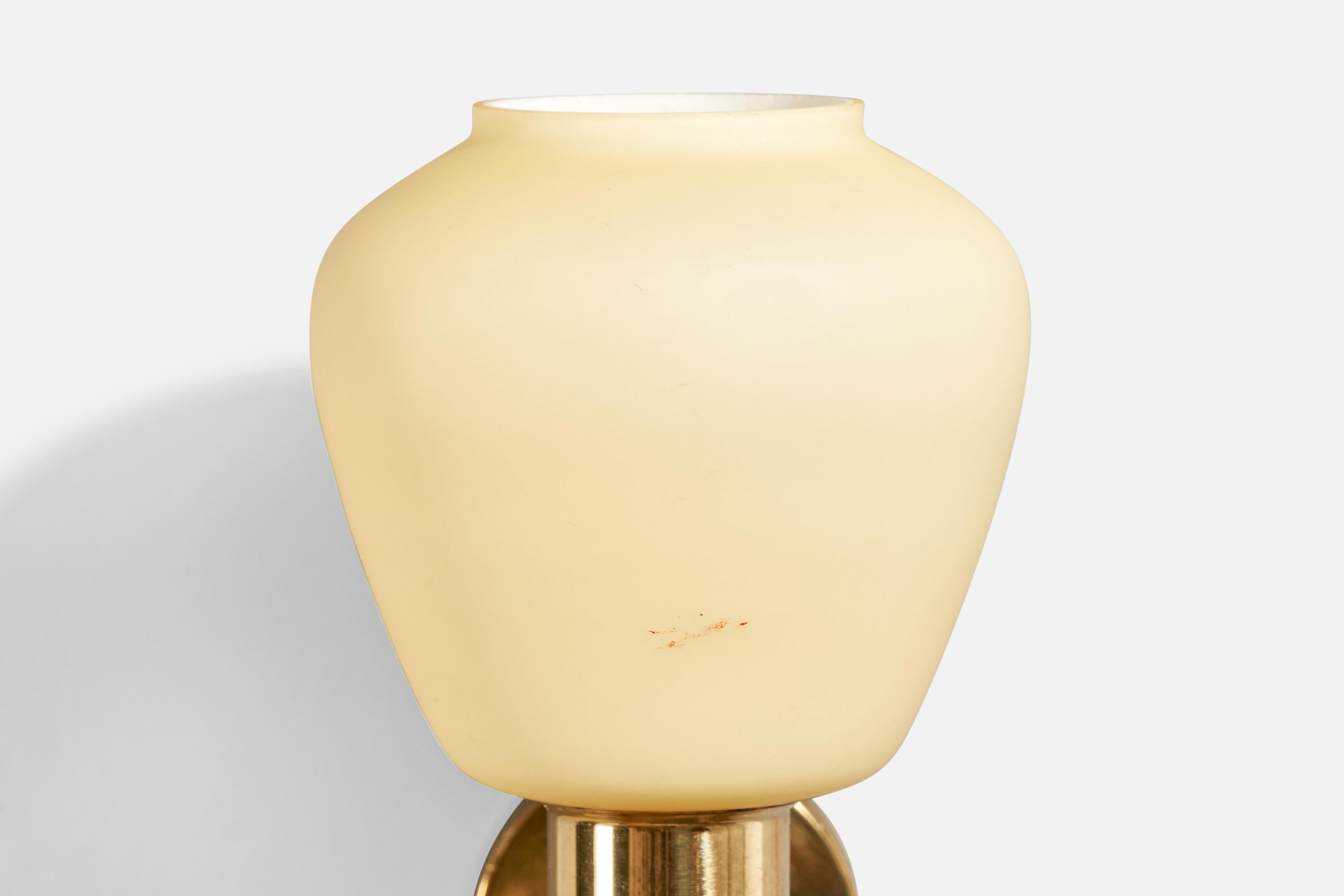 Laiton Applique murale en laiton et verre de Hans-Agne Jakobsson, Suède, années 1960 en vente