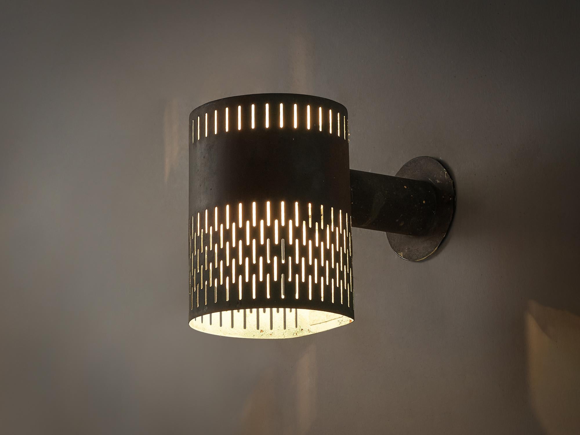 Hans-Agne Jakobsson, wall light, copper, Sweden, 1960s

This wall light shows not only an admirable patina but also a well-balanced design by Hans-Agne Jakobsson. The cylindrical shape shows a nice pattern of gaps through which the light is