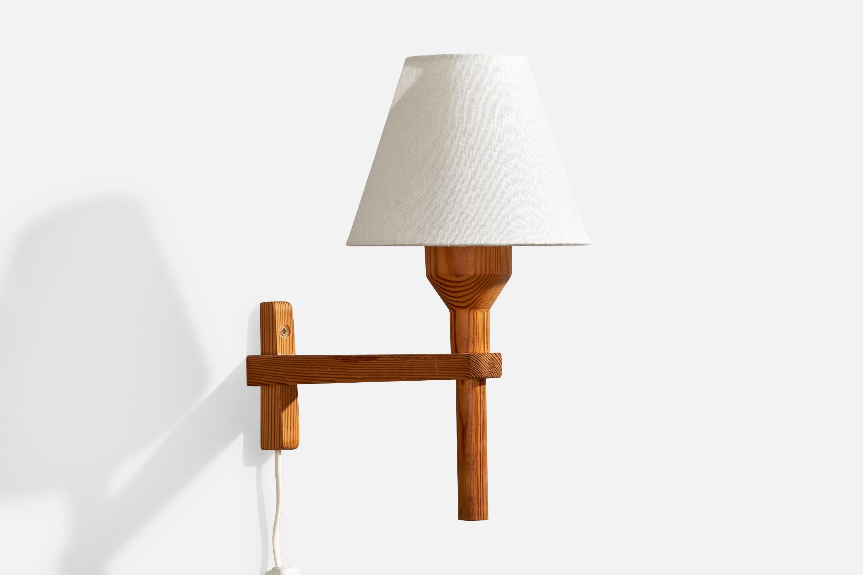 Applique en pin et tissu blanc conçue et produite en Suède, vers les années 1970.

Dimensions de la plaque arrière (pouces) : 3,95 x 1,53 x 0,85 (Hauteur x Largeur x Profondeur)

La douille accepte les ampoules standard E-26 à culot moyen.

Il n'y a