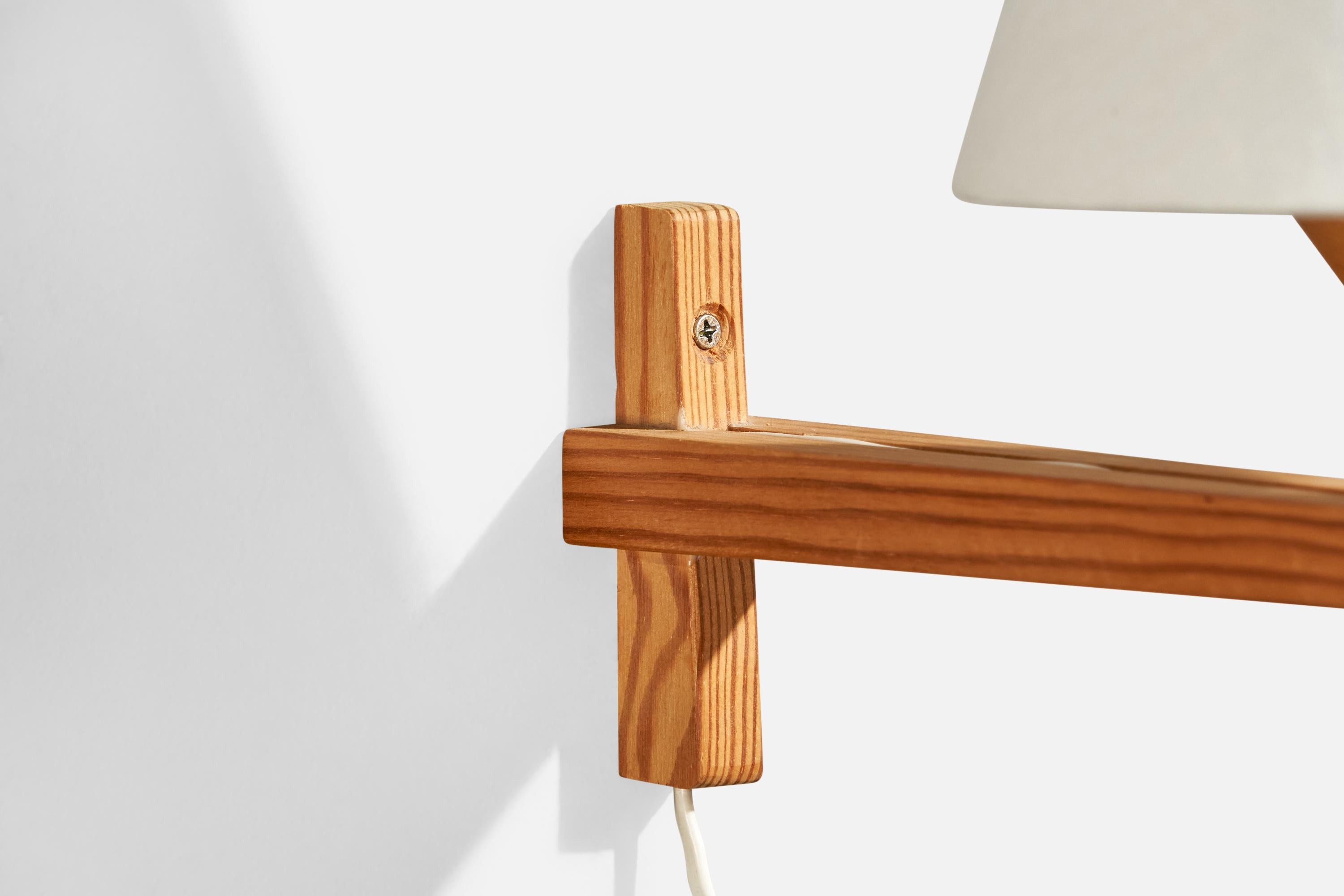 Hans-Agne Jakobsson, Wall Light, Pine, Fabric, Sweden, 1970s In Good Condition For Sale In High Point, NC