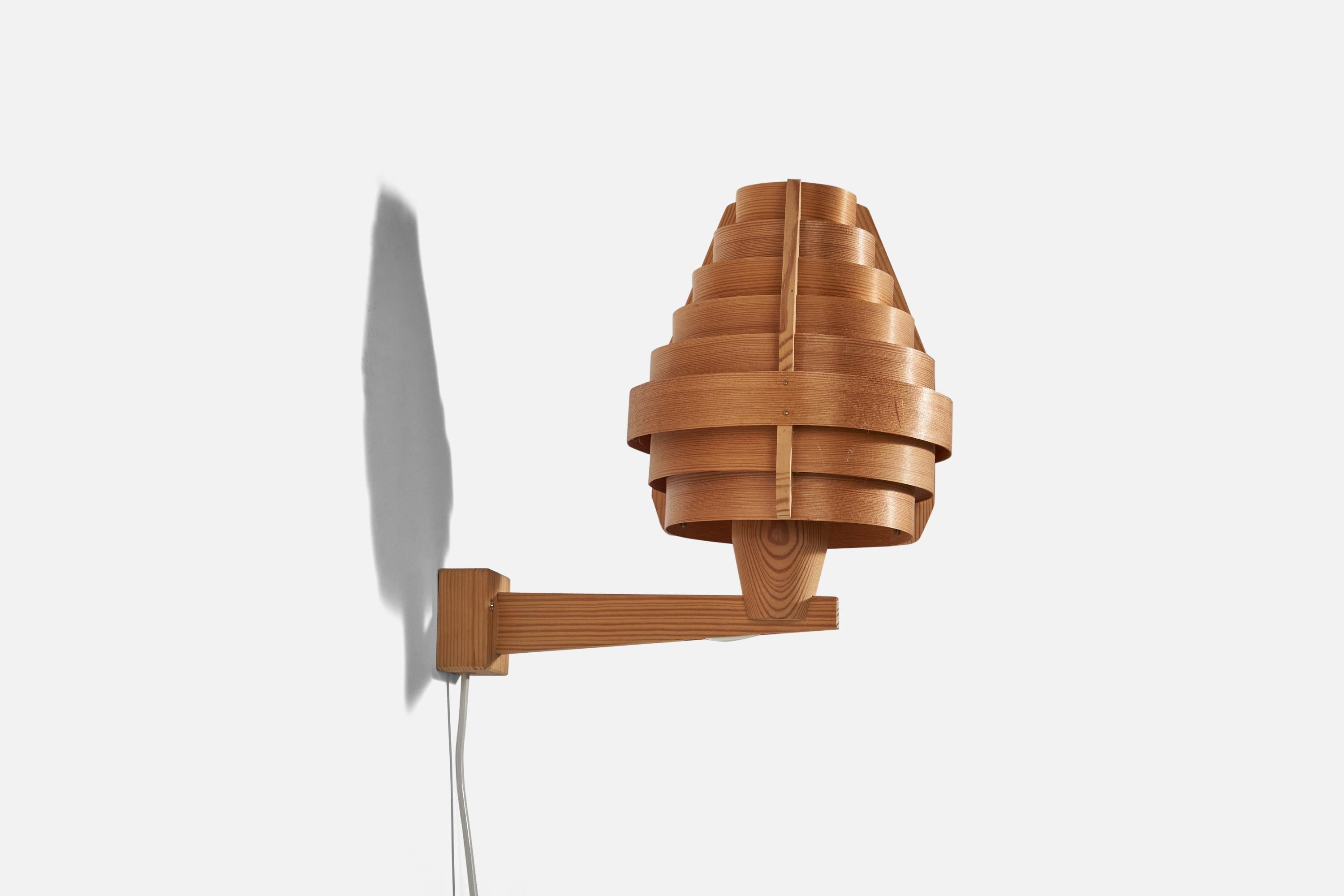 A pine and moulded pine veneer wall light designed and produced by Hans-Agne Jakobsson, Sweden. c. 1970s.

Dimensions of Back Plate (inches) : 1.97 x 1.97 x 0.98 (Height x Width x Depth)

Socket takes E-14 bulb.

There is no maximum wattage stated