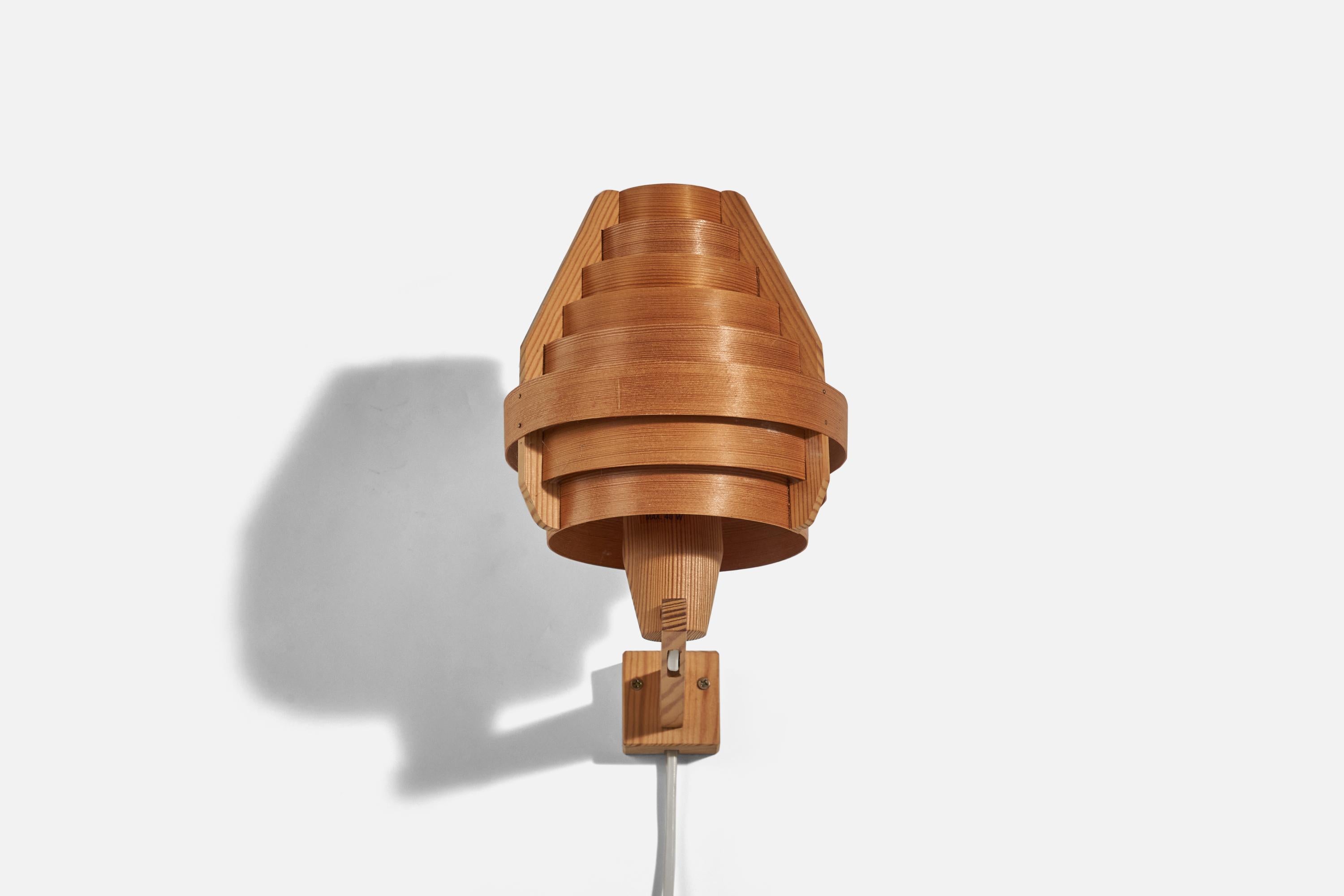 Hans-Agne Jakobsson, Wall Light, Pine, Moulded Pine Veneer, Sweden, 1970s In Good Condition For Sale In High Point, NC
