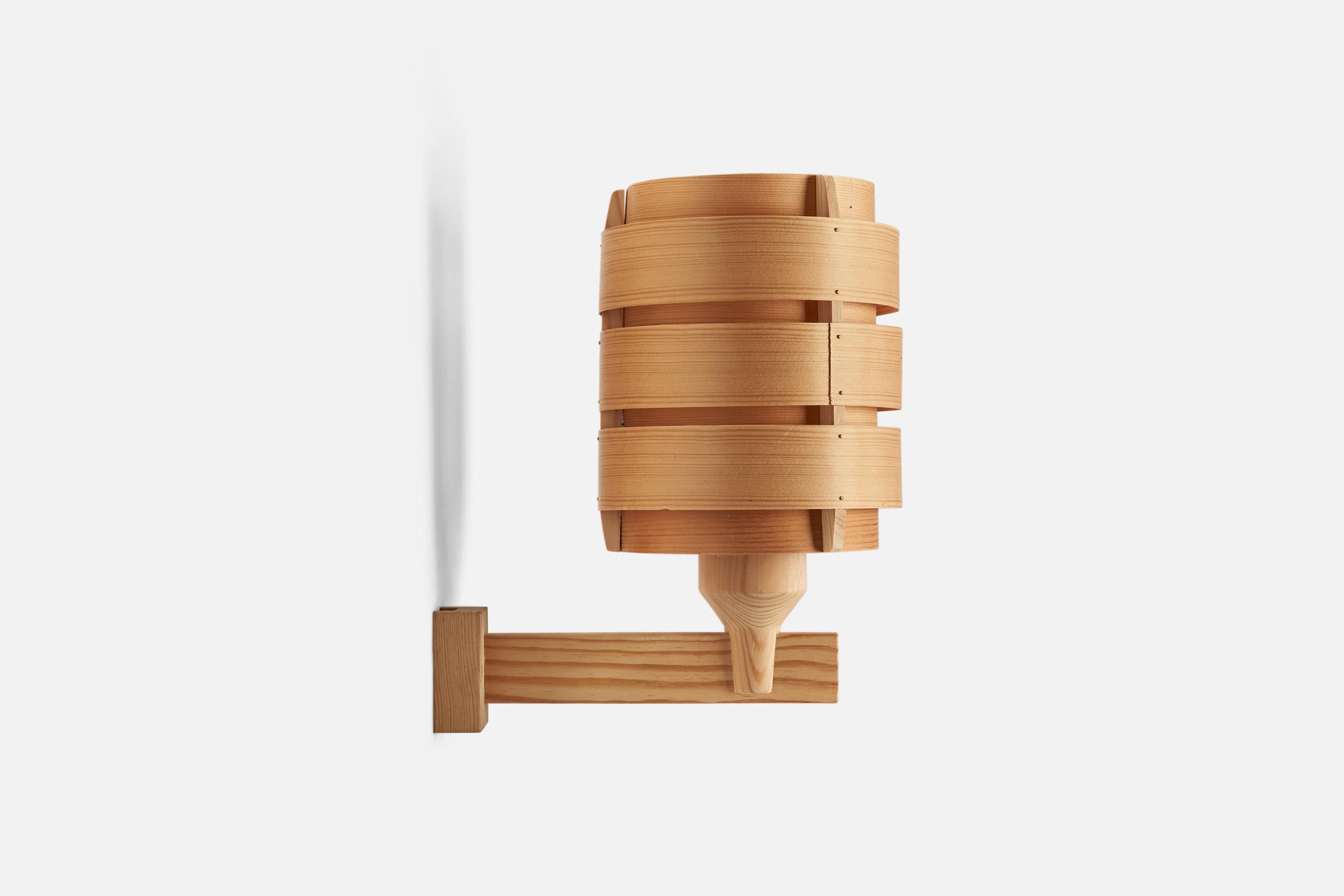 A pine wall light designed by Hans-Agne Jakobsson and produced by Elysett AB, Sweden, 1970s.

Dimensions of back plate (inches) : 2.3 x 2.2 x 0.9 (Height x Width x Depth)

Socket takes standard E-26 medium base bulb.

There is no maximum