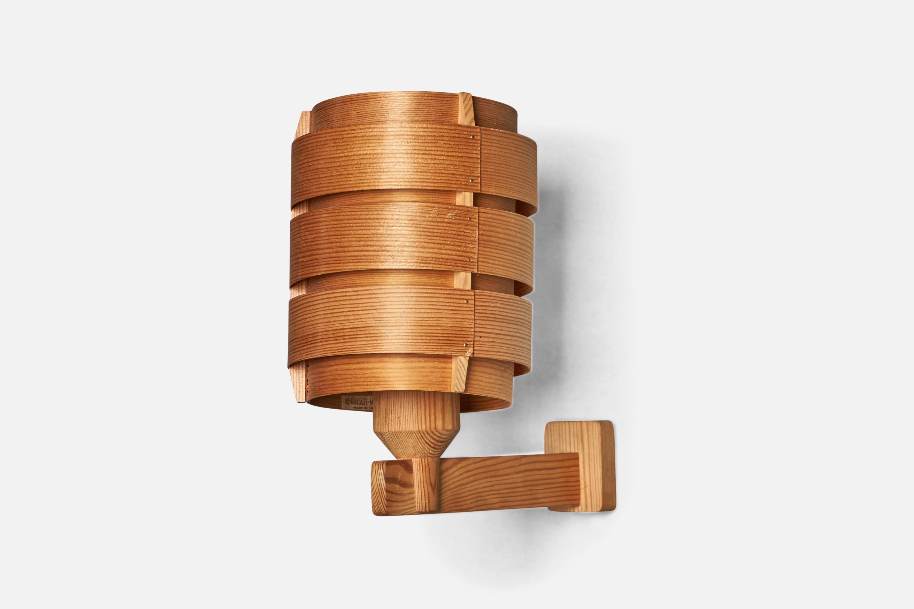 A pine and moulded pine-veneer wall light designed by Hans-Agne Jakobsson and produced by Elysett AB, Sweden, 1970s.

Overall Dimensions (inches): 10.25” H x 6” W x 9.25” D
Back Plate Dimensions (inches): 2.25” H x 1.9” W x 1.15” D
Bulb