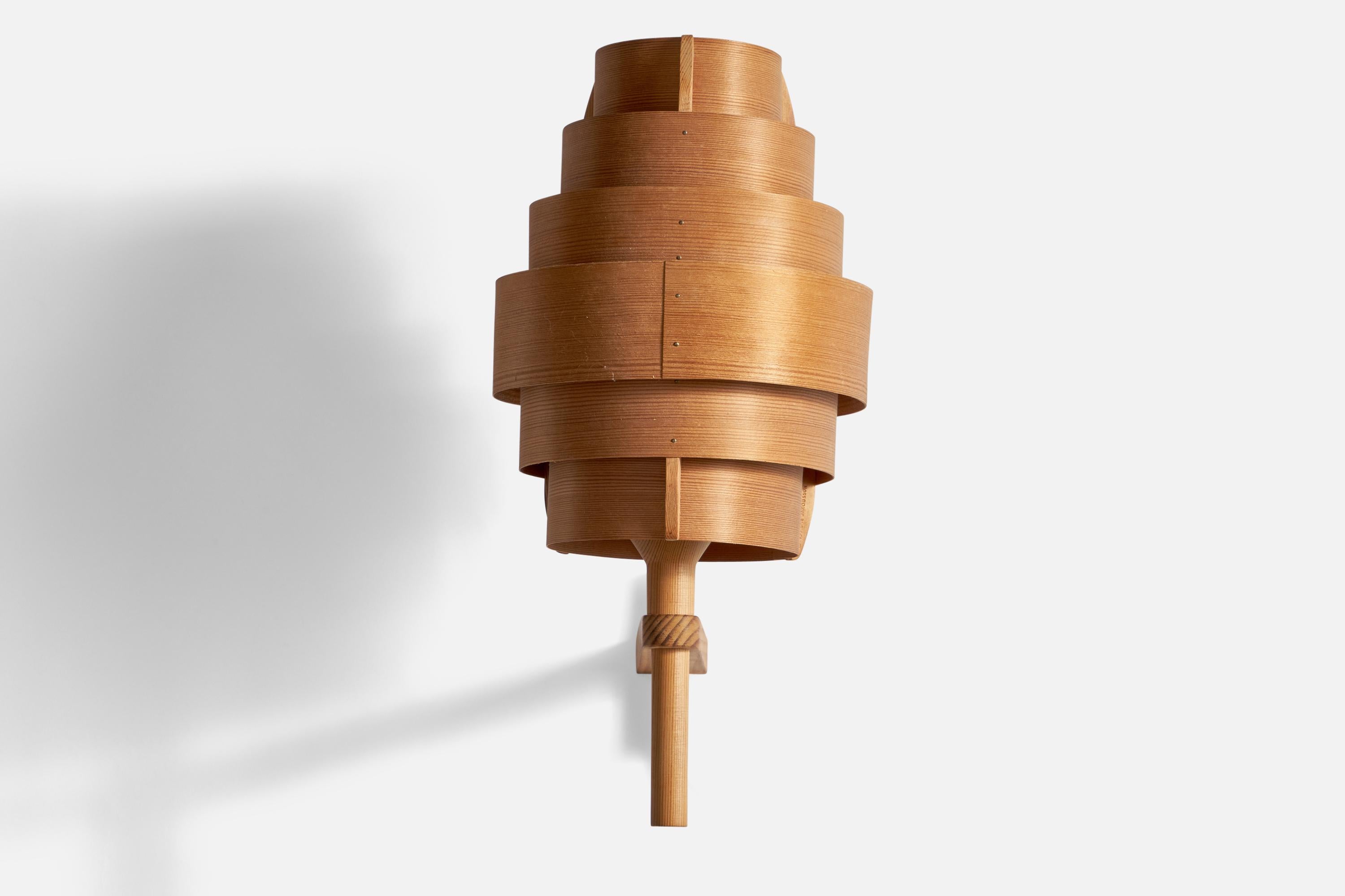 A pine and moulded pine veneer wall light designed and produced by Hans-Agne Jakobsson, Sweden, 1970s.

Overall Dimensions (inches): 15.8” H x 7.5” W x 11.75” D
Back Plate Dimensions (inches): 4” H x 1.65” W x 0.9” D
Bulb Specifications: E-26