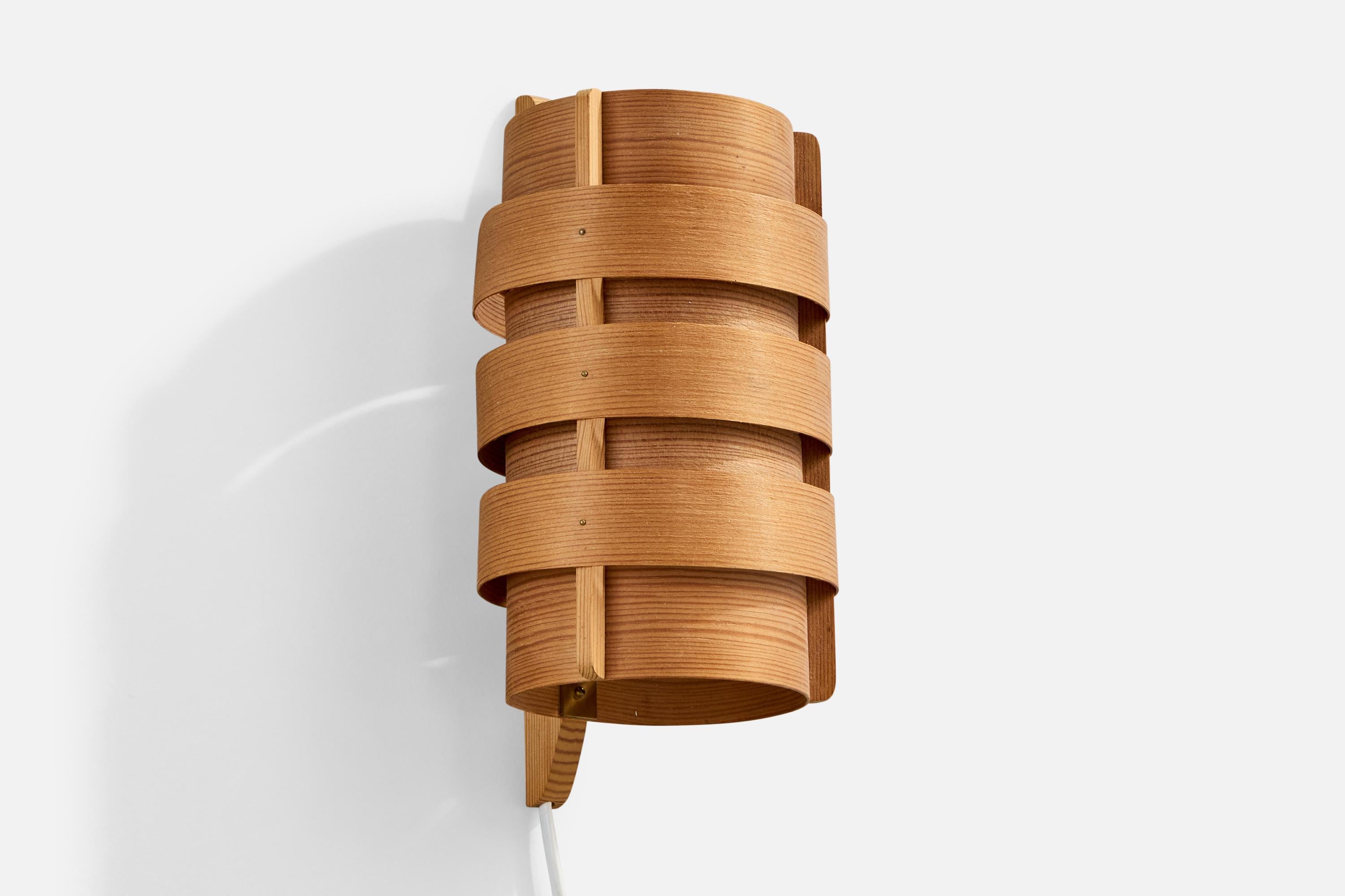 A pine wall light designed by Hans-Agne Jakobsson and produced by Elysett, Sweden, c. 1970s.

Overall Dimensions (Inches): 10.25