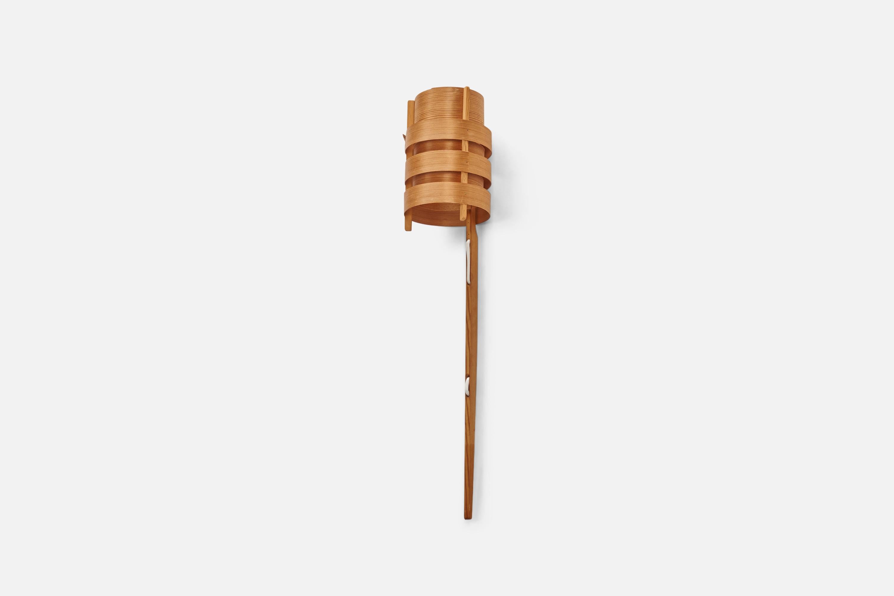 A moulded veneer pine wall light/sconce, designed by Hans-Agne Jakobsson and produced by AB Ellysett in Sweden, 1970s.

Likely originally intended as a flower pot light, later fitting attached to utilise as a wall light. Configured for plug