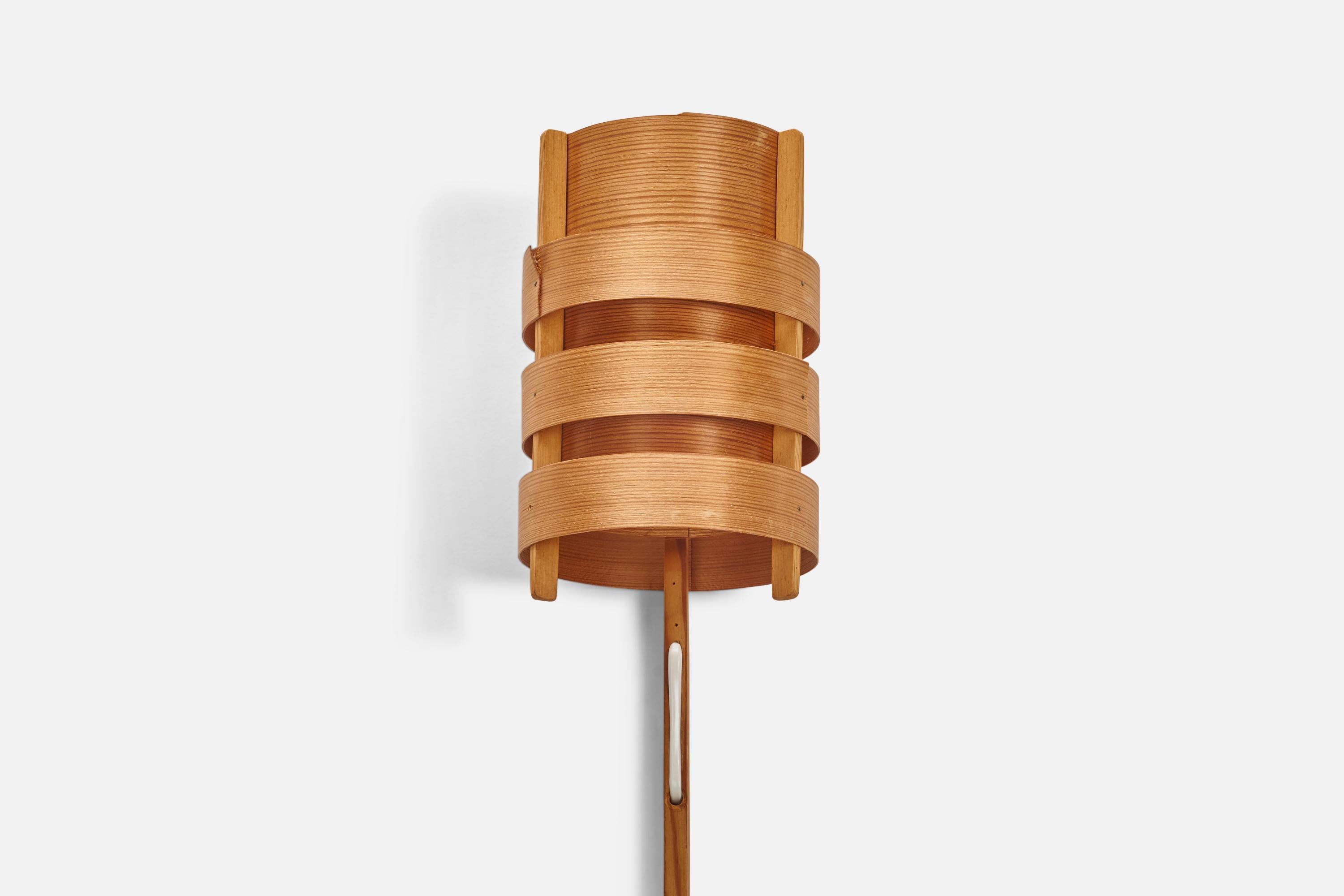 Hans-Agne Jakobsson, Wall Light, Pine Veneer, Ab Ellysett, Sweden, 1970s In Good Condition For Sale In High Point, NC